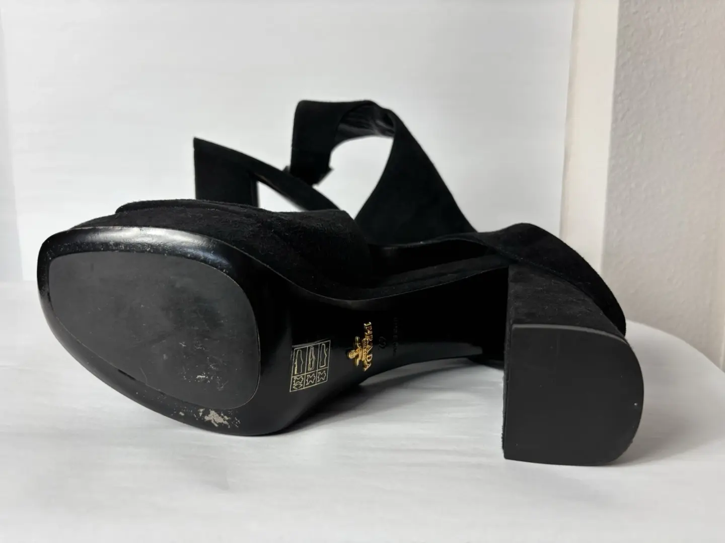 Prada 黑色麂皮绒厚底粗跟凉鞋露趾踝带复古外观 42-