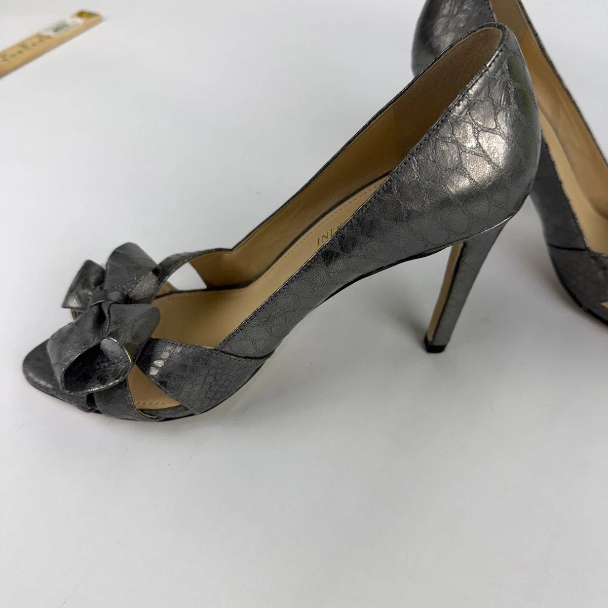 Enzo Angiolini Venezia Pewter 金属色蛇皮露趾蝴蝶结高跟鞋女式 8M-