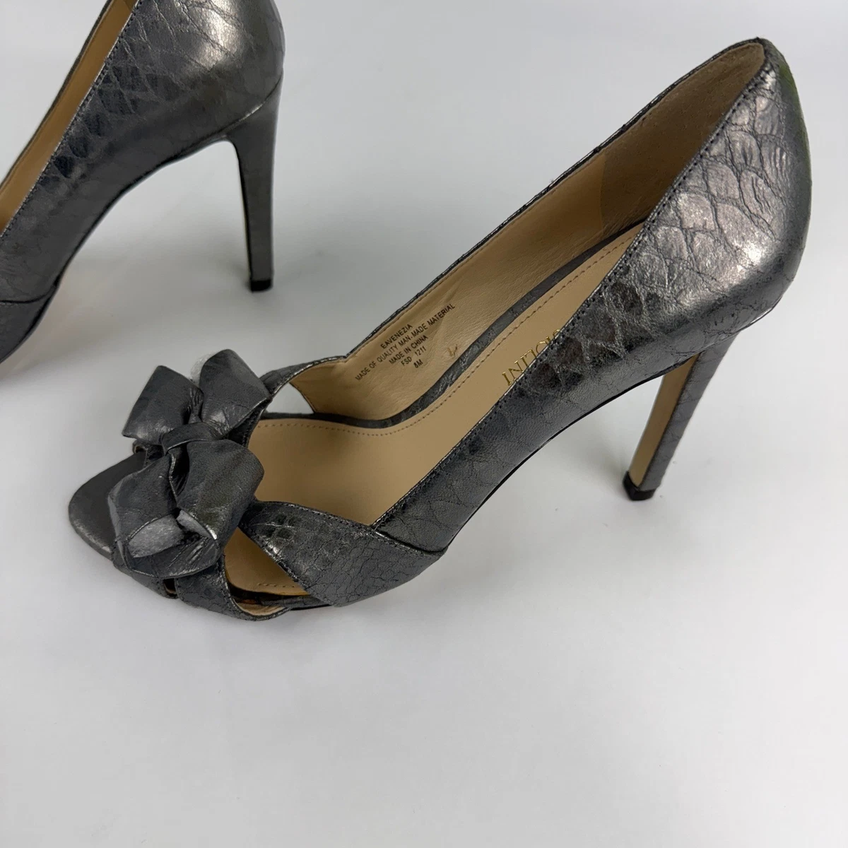 Enzo Angiolini Venezia Pewter 金属色蛇皮露趾蝴蝶结高跟鞋女式 8M-