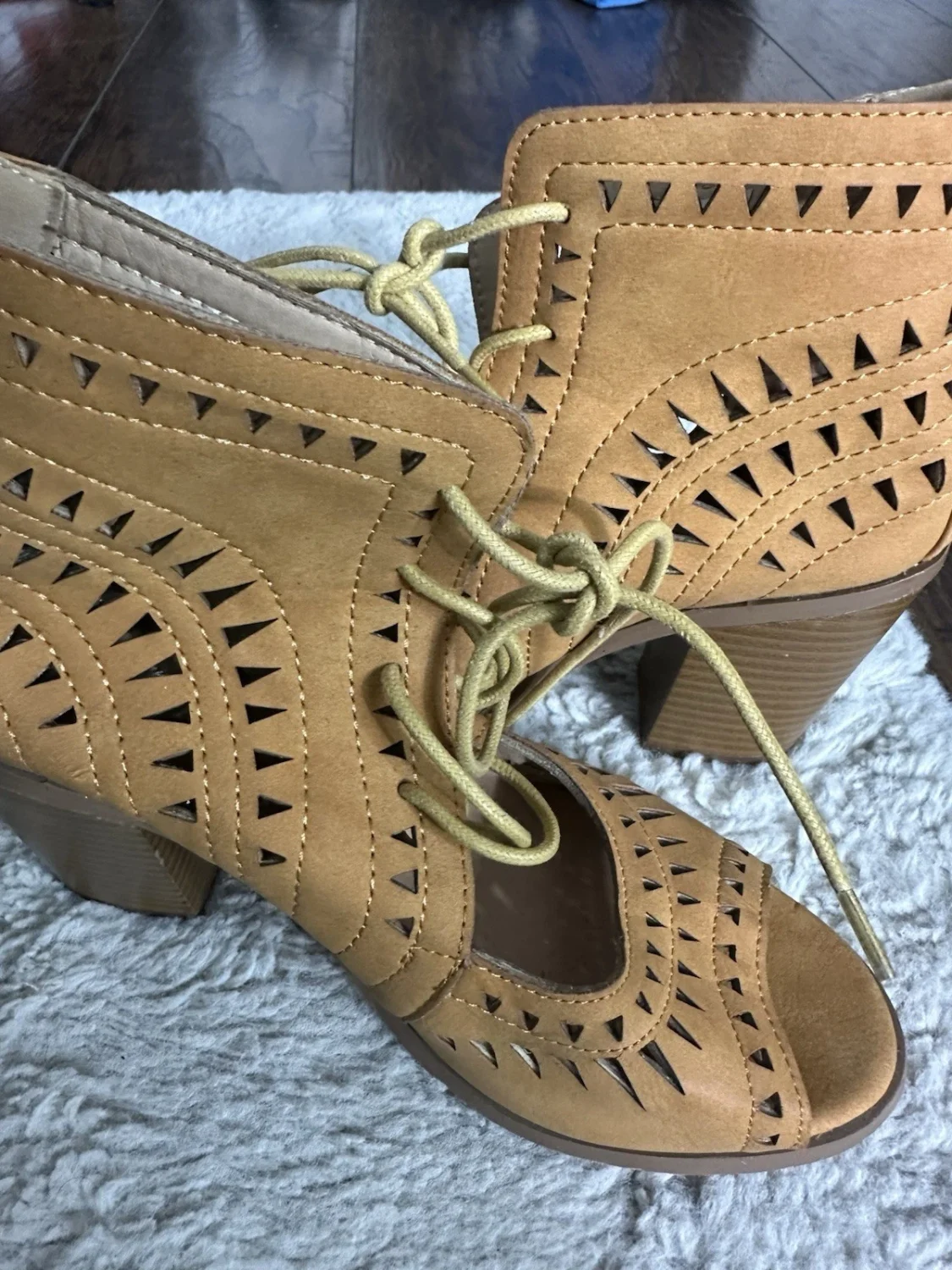 女士 godiva 棕色人造皮革系带镂空露趾粗跟短靴 7-