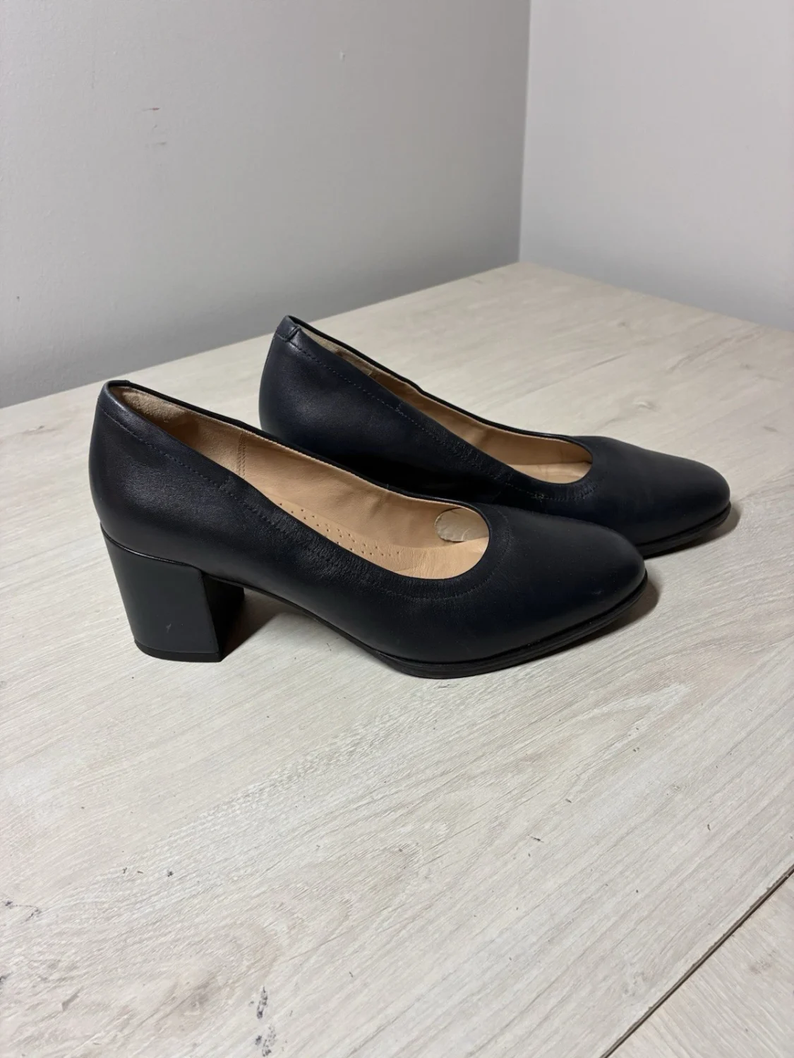 Clarks Freva 55 海军蓝皮革方跟高跟鞋女式 8.5 码宽办公室-