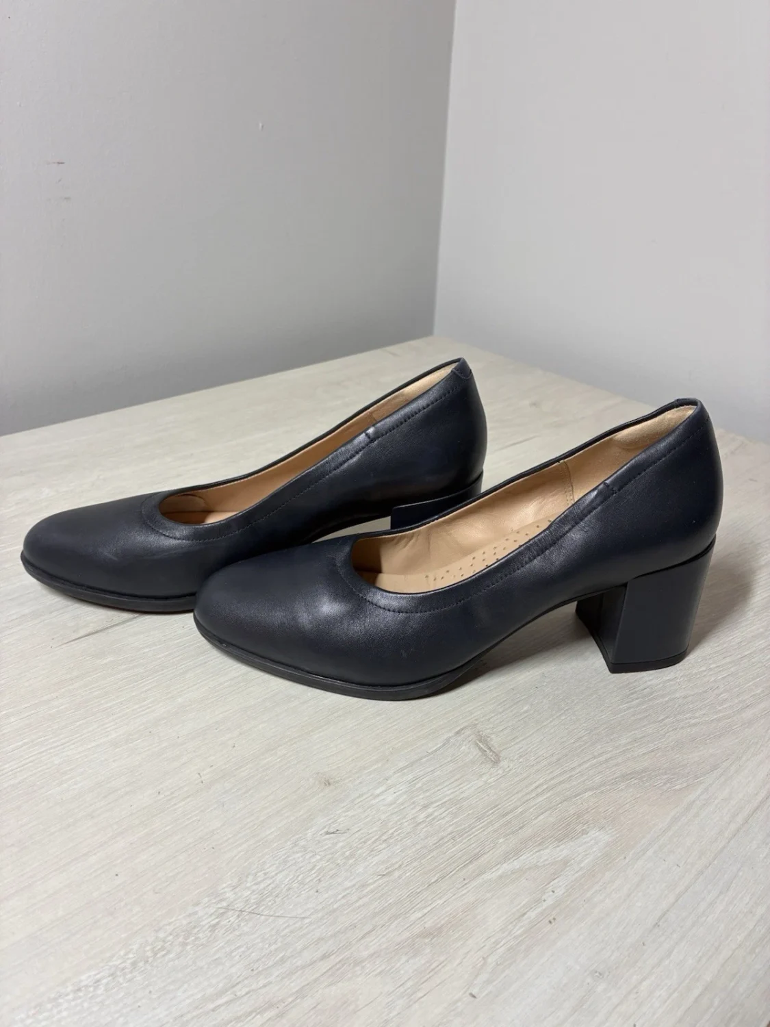 Clarks Freva 55 海军蓝皮革方跟高跟鞋女式 8.5 码宽办公室-