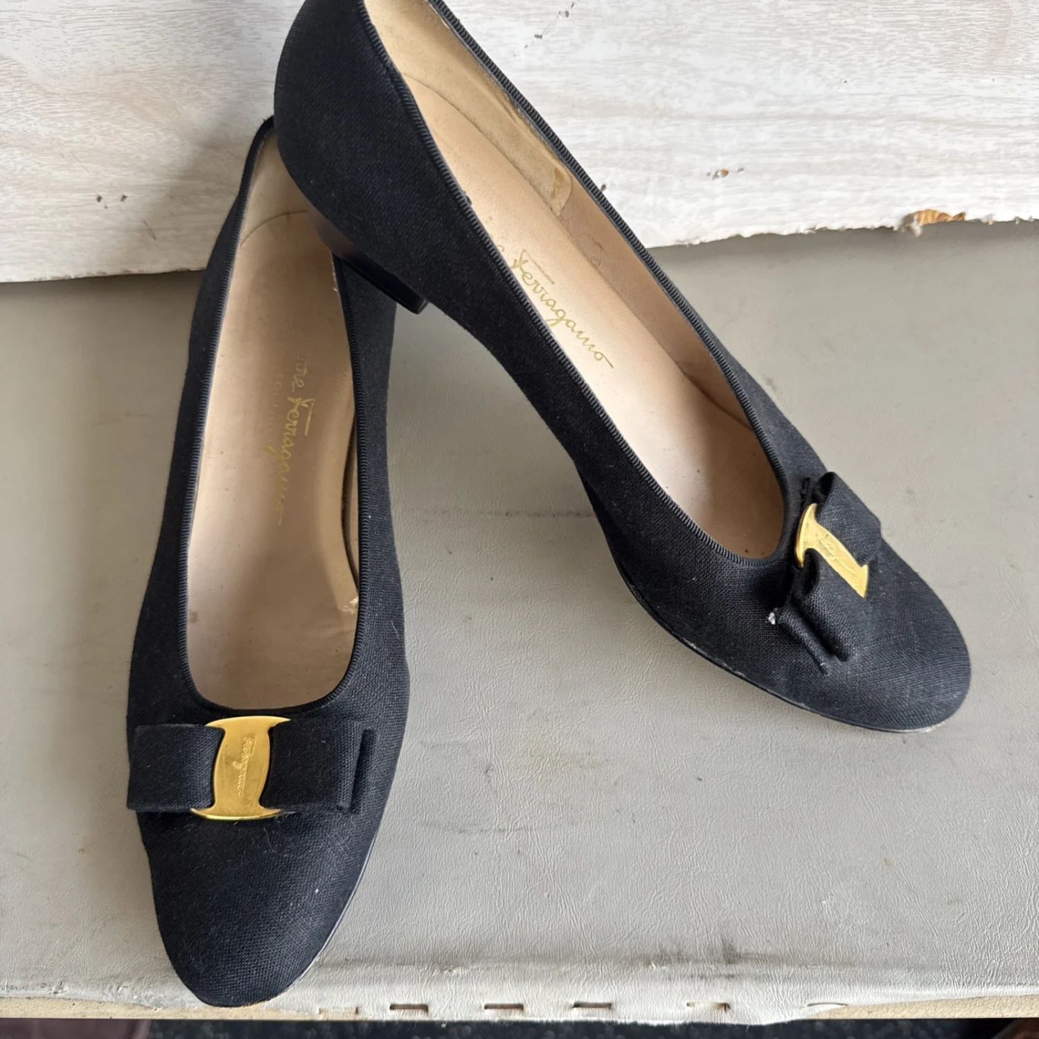 Salvatore Ferragamo Vara 黑色高跟鞋,金色蝴蝶结口音,尺寸 10-