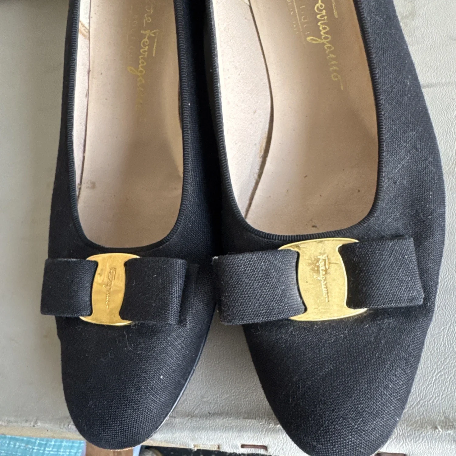 Salvatore Ferragamo Vara 黑色高跟鞋,金色蝴蝶结口音,尺寸 10-