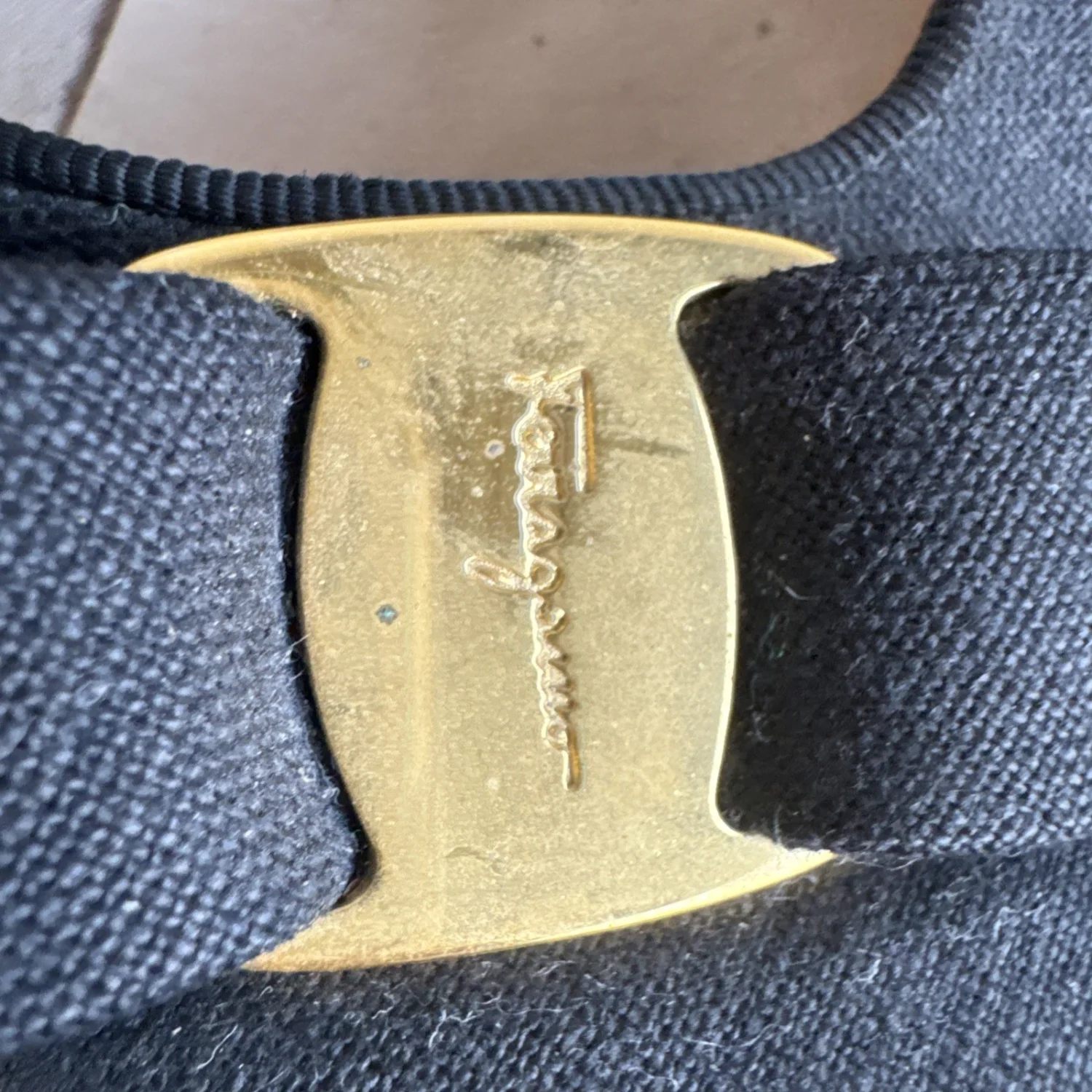 Salvatore Ferragamo Vara 黑色高跟鞋,金色蝴蝶结口音,尺寸 10-