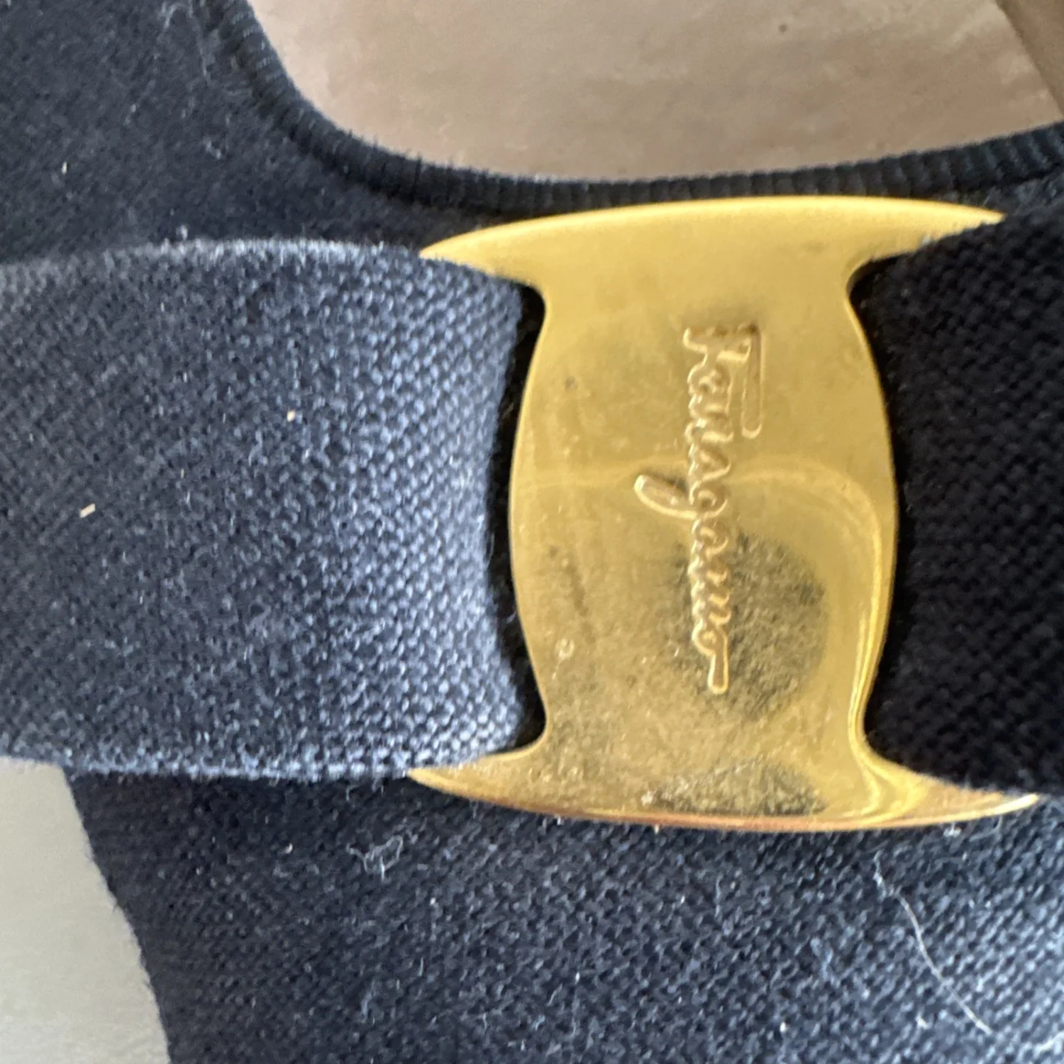 Salvatore Ferragamo Vara 黑色高跟鞋,金色蝴蝶结口音,尺寸 10-