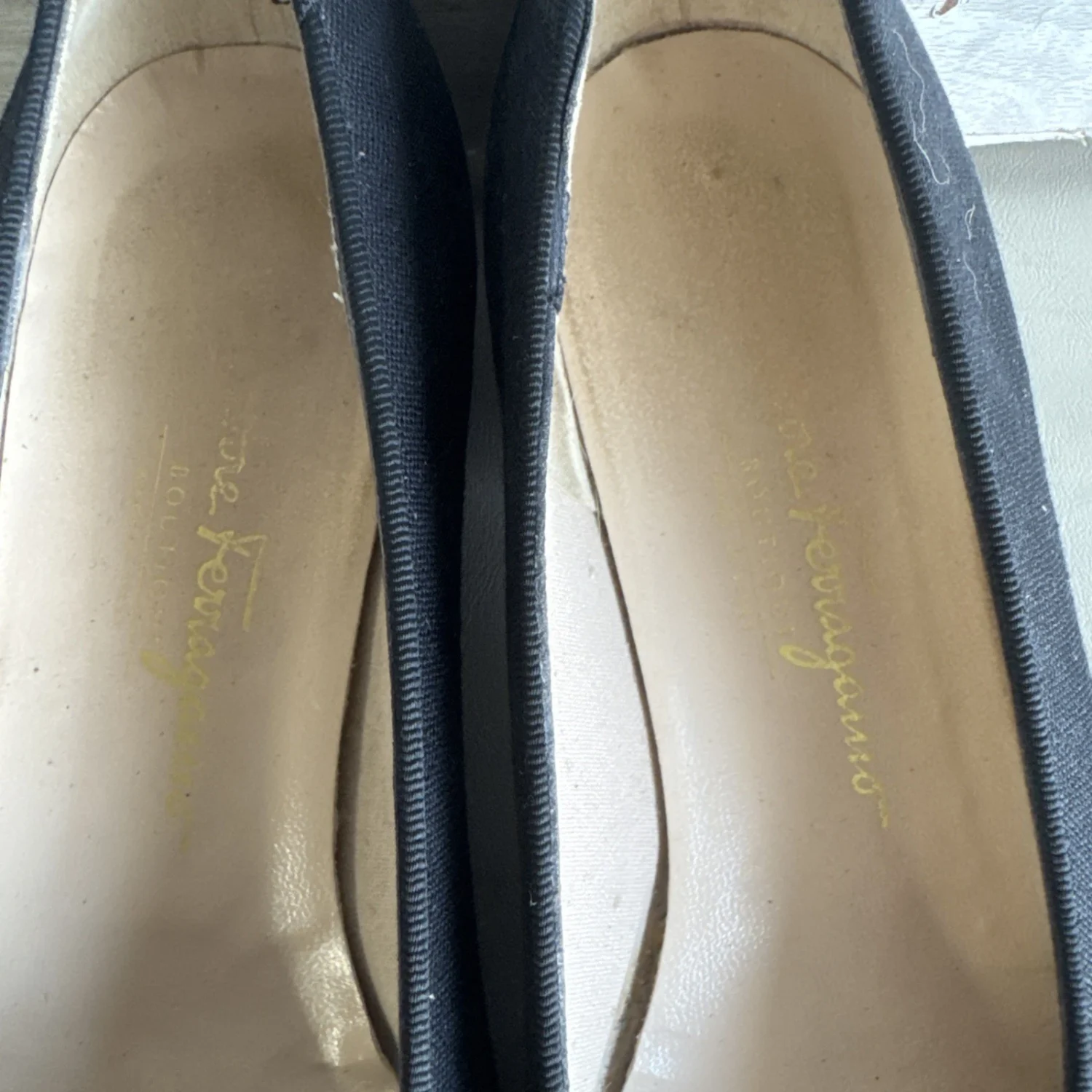 Salvatore Ferragamo Vara 黑色高跟鞋,金色蝴蝶结口音,尺寸 10-