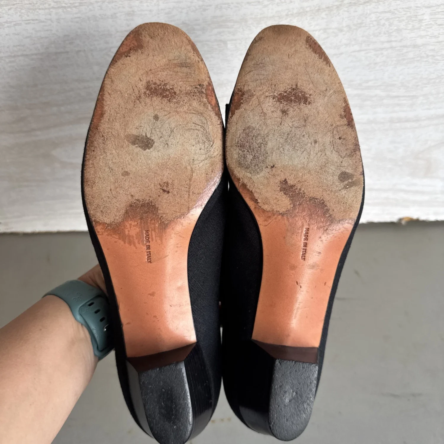 Salvatore Ferragamo Vara 黑色高跟鞋,金色蝴蝶结口音,尺寸 10-