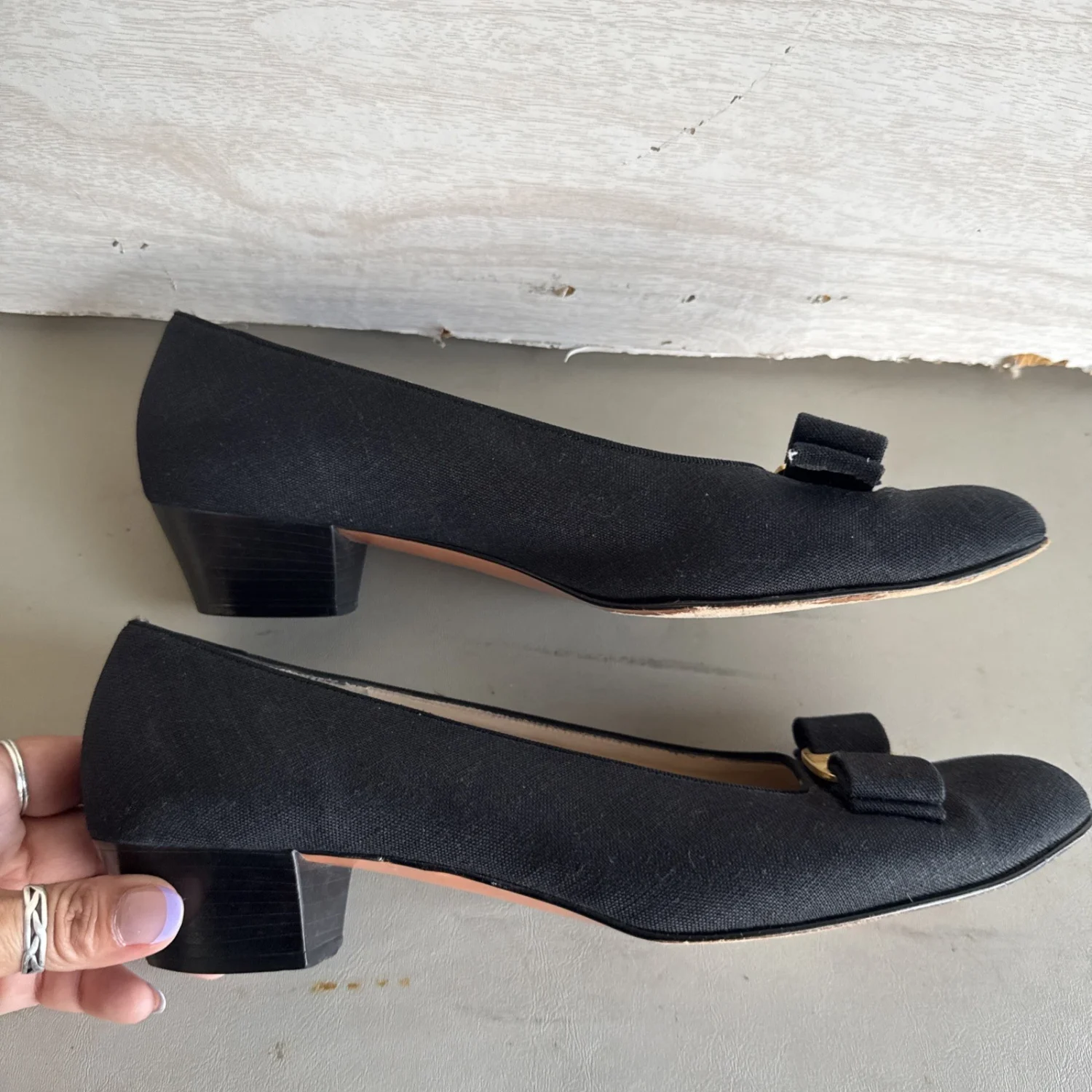 Salvatore Ferragamo Vara 黑色高跟鞋,金色蝴蝶结口音,尺寸 10-