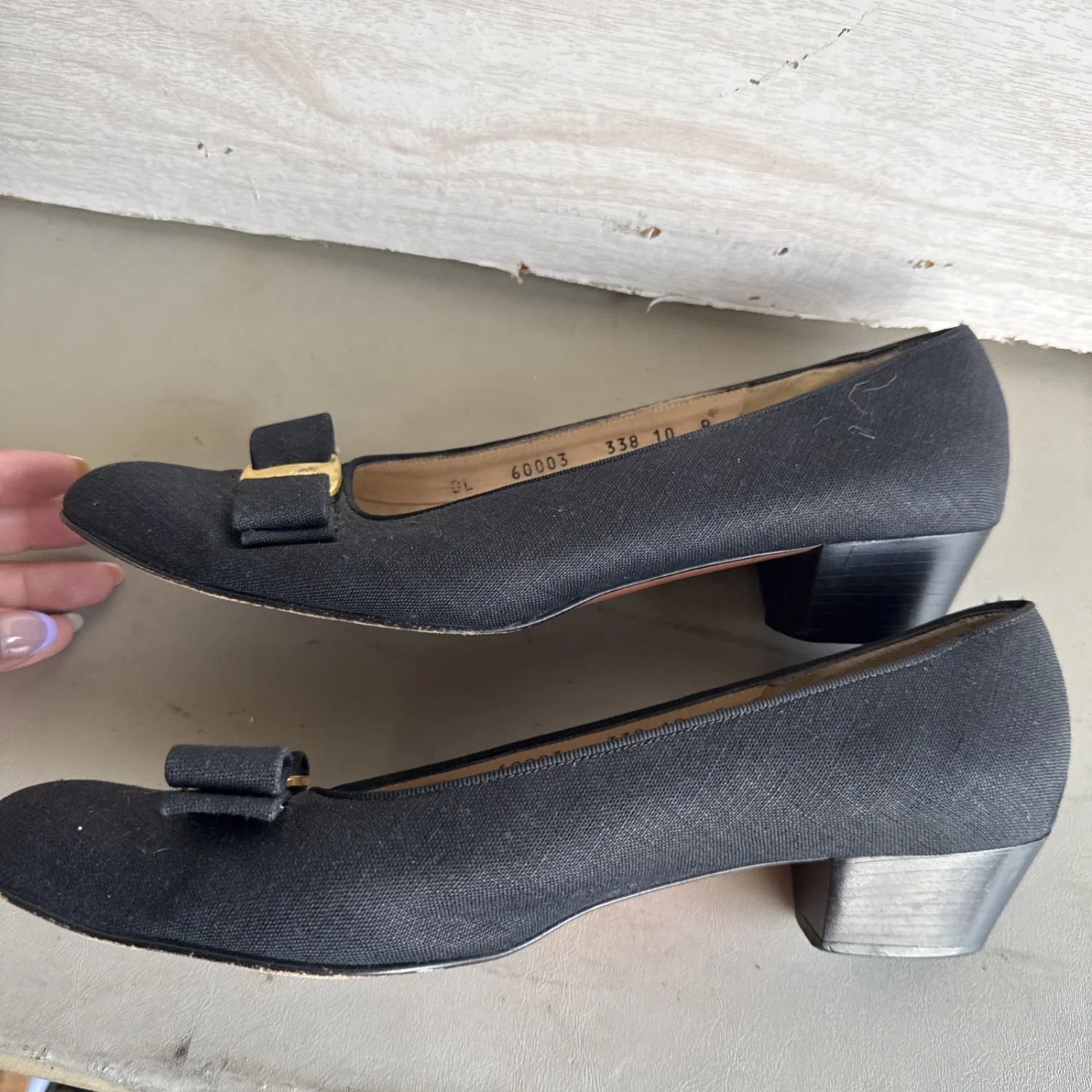 Salvatore Ferragamo Vara 黑色高跟鞋,金色蝴蝶结口音,尺寸 10-