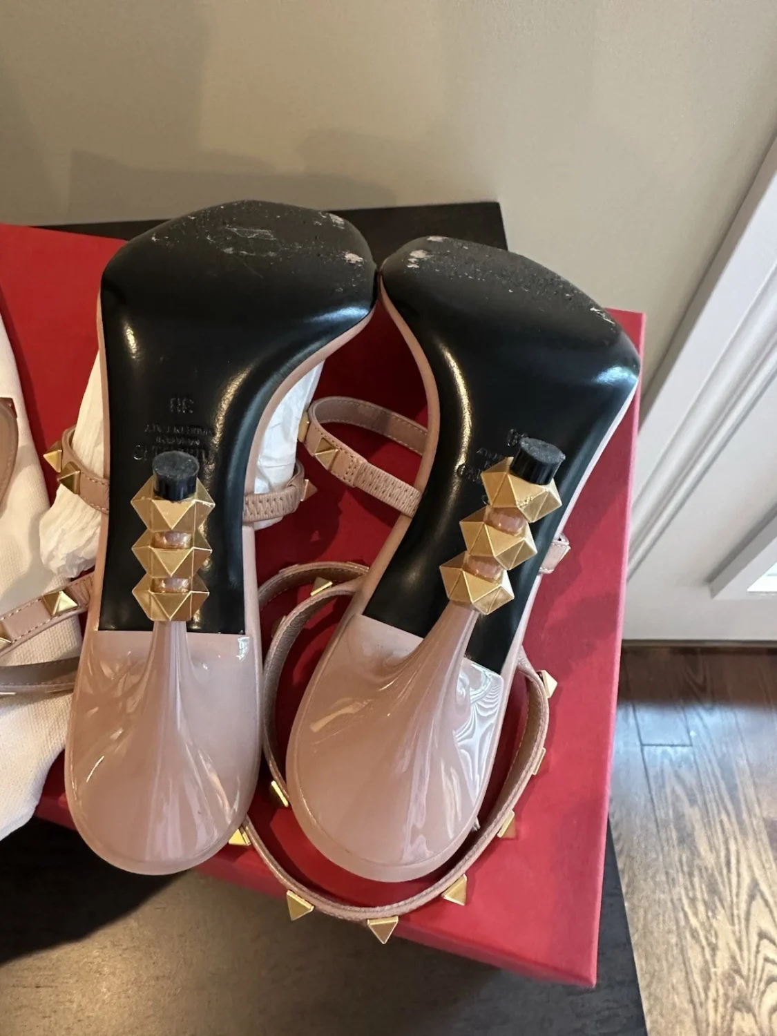 Valentino Garavani 岩石铆钉绑带凉鞋 38 码-