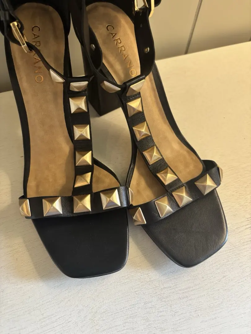 Carrano 黑色皮革铆钉踝带高跟鞋 Valentino Inspired Brazil 尺寸 8-