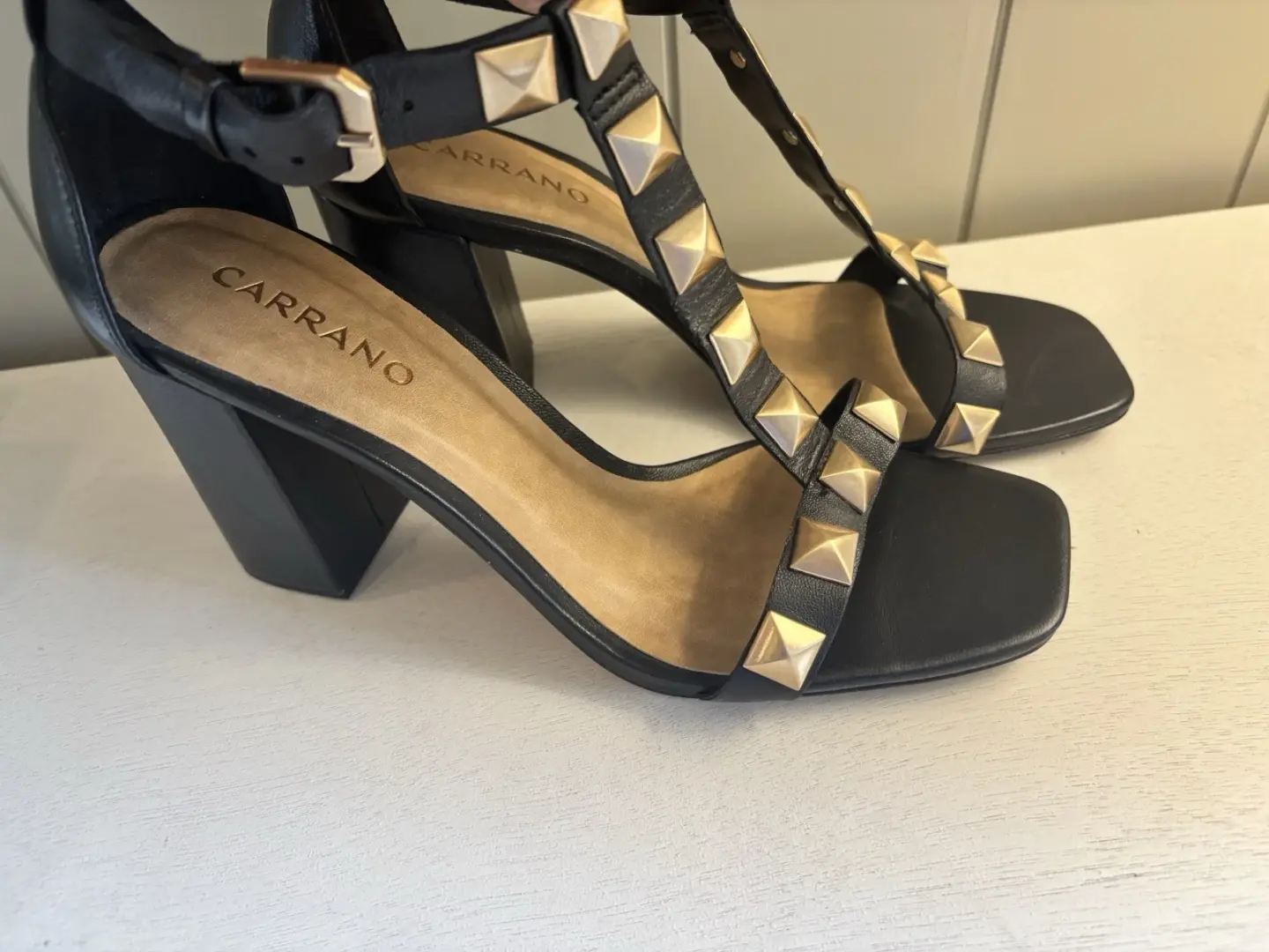 Carrano 黑色皮革铆钉踝带高跟鞋 Valentino Inspired Brazil 尺寸 8-