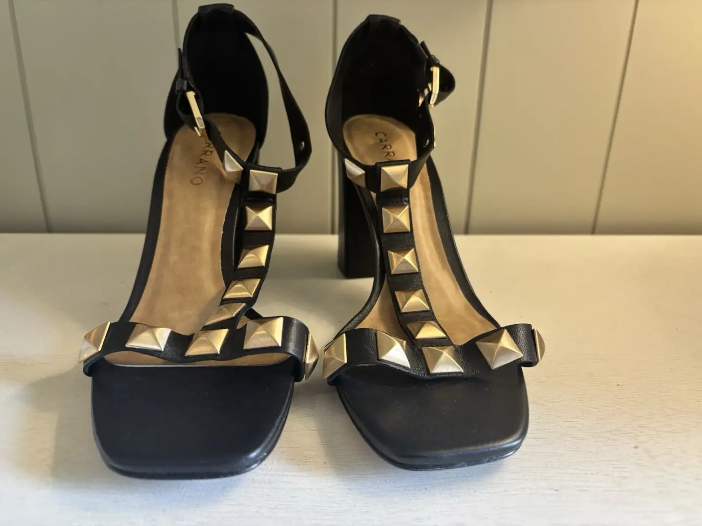 Carrano 黑色皮革铆钉踝带高跟鞋 Valentino Inspired Brazil 尺寸 8-