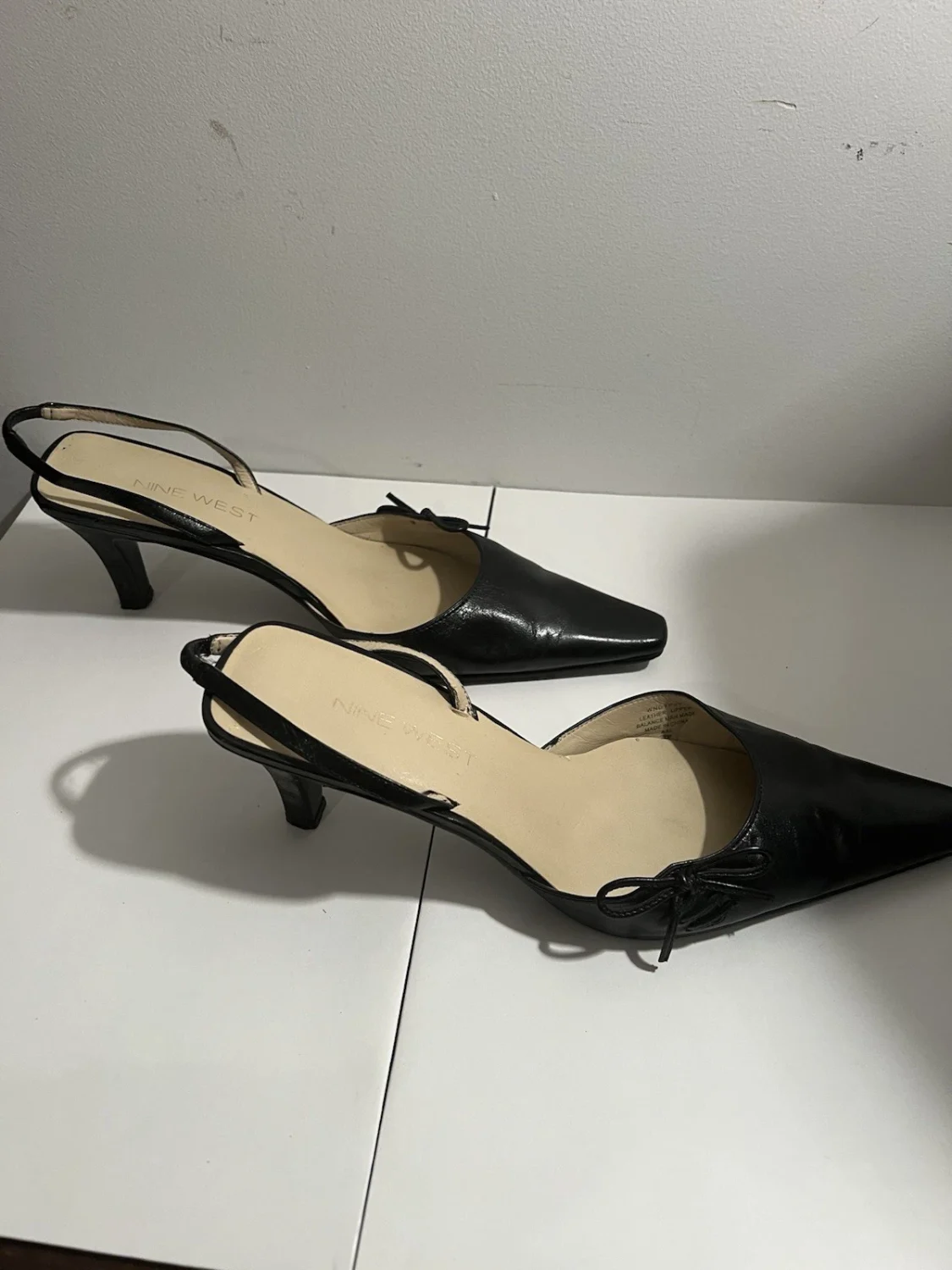 Nine West 黑色皮革露跟尖头蝴蝶结小猫高跟鞋 7 米-
