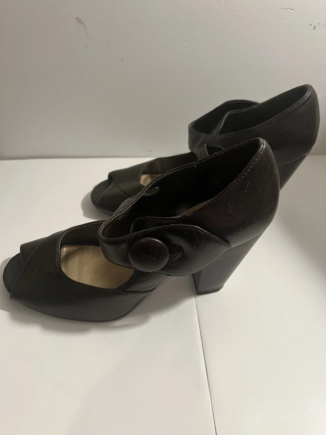 Nine West 黑色皮革露跟尖头蝴蝶结小猫高跟鞋 7 米-