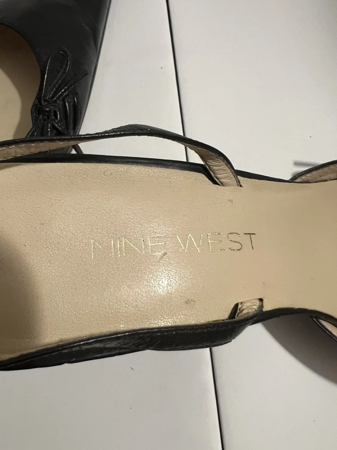 Nine West 黑色皮革露跟尖头蝴蝶结小猫高跟鞋 7 米-