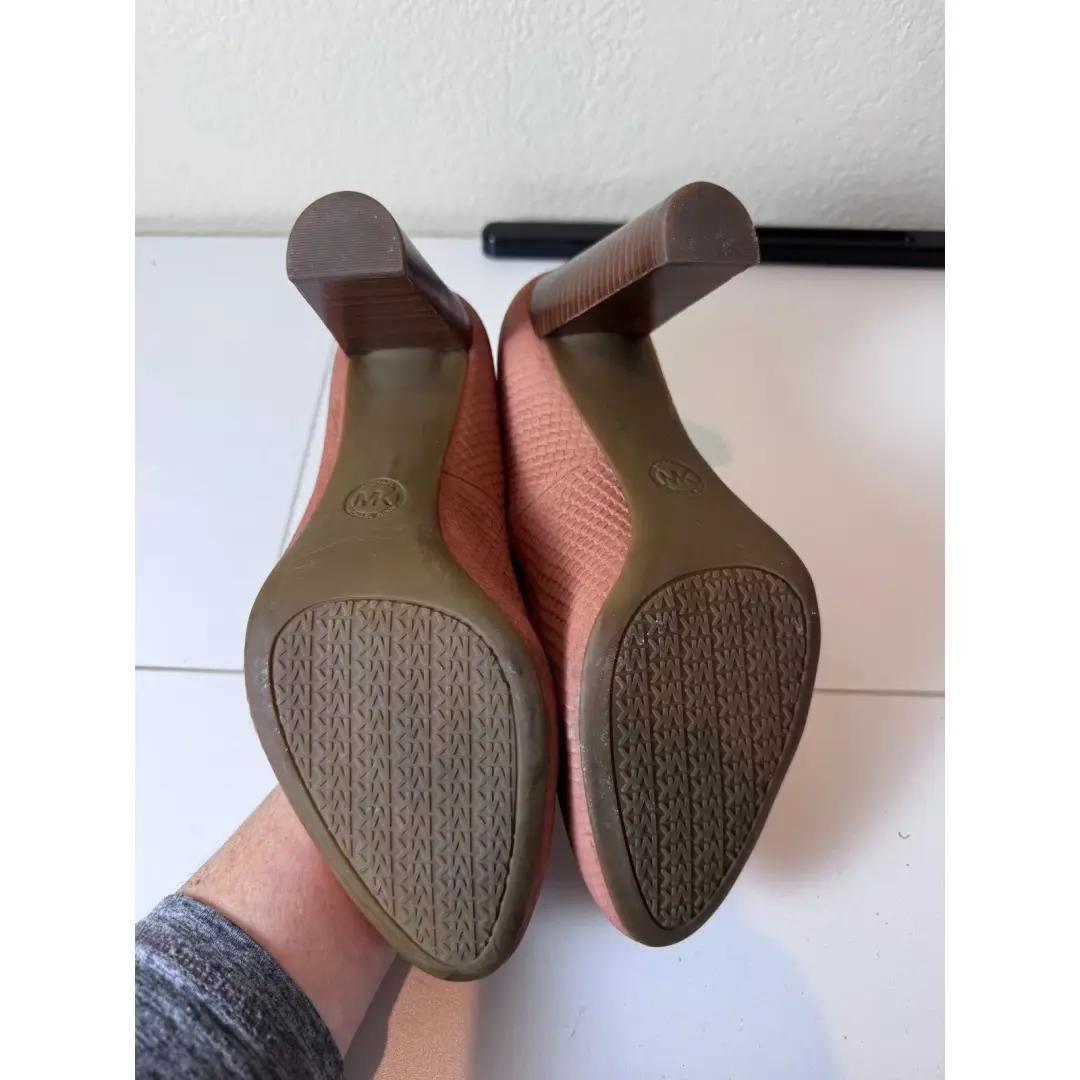 Michael Kors Pumps 女式 8.5 米粉色蛇皮粗跟极简主义-