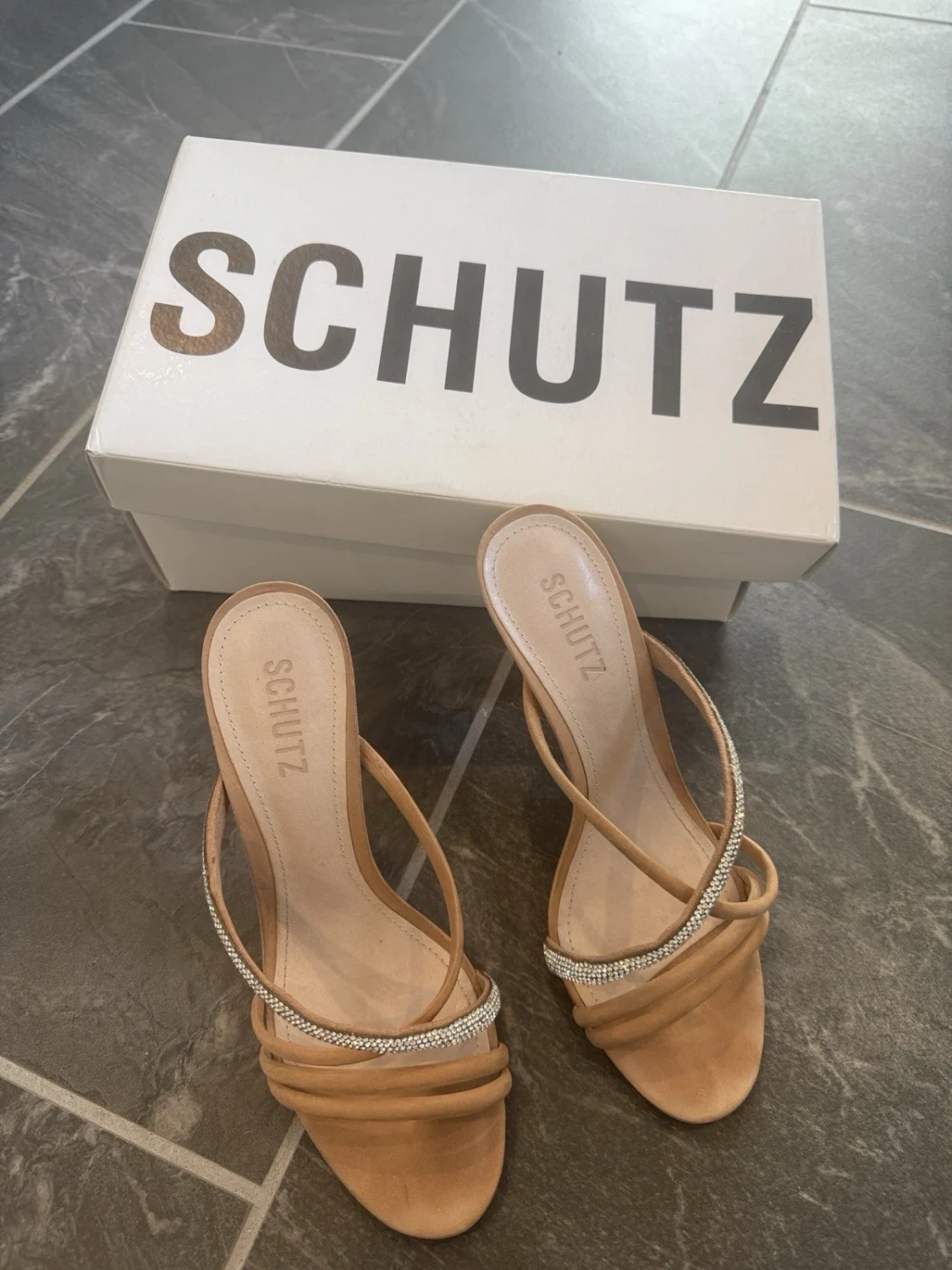 Schutz 米色麂皮绒水钻绑带露趾懒人高跟鞋 EU39-