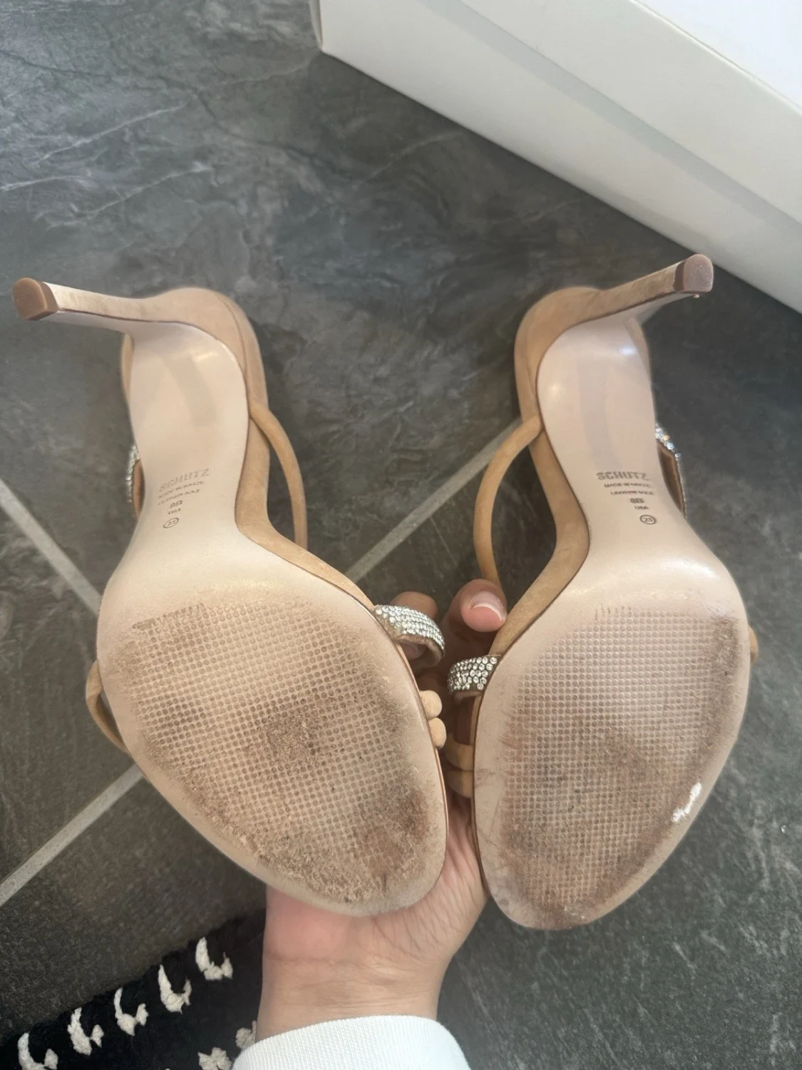 Schutz 米色麂皮绒水钻绑带露趾懒人高跟鞋 EU39-