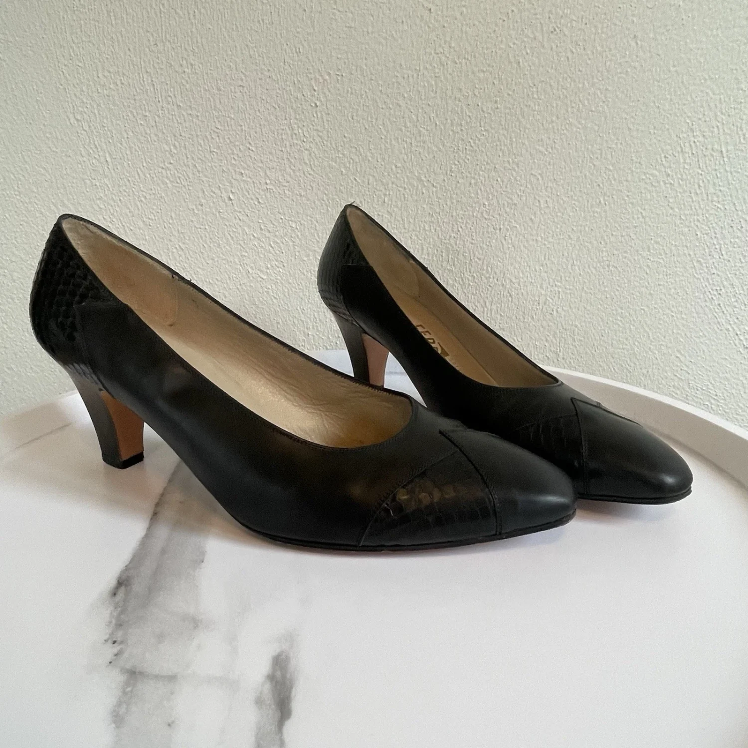 复古 Salvatore Ferragamo 黑色皮革尖头高跟鞋 8.5 码-