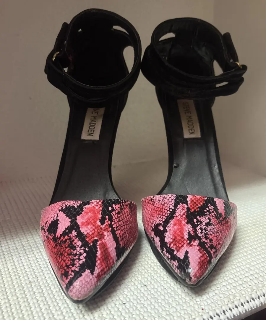 👠😎🩷Steve Madden 粉色蛇图案黑色麂皮绒踝带-