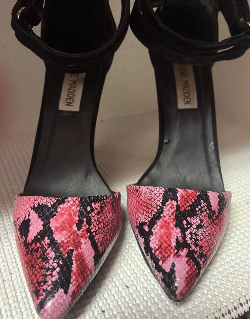 👠😎🩷Steve Madden 粉色蛇图案黑色麂皮绒踝带-