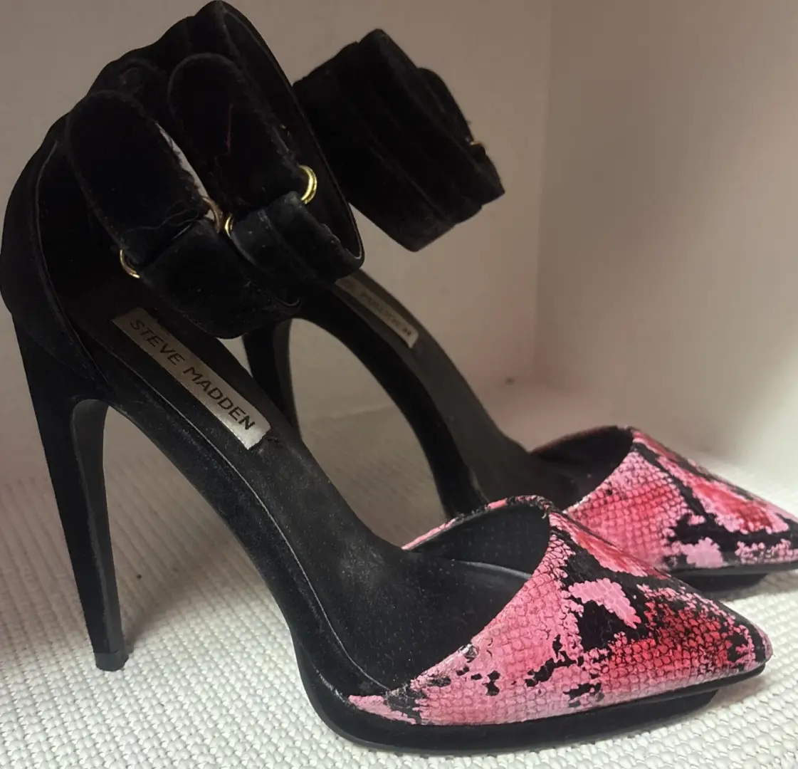 👠😎🩷Steve Madden 粉色蛇图案黑色麂皮绒踝带-