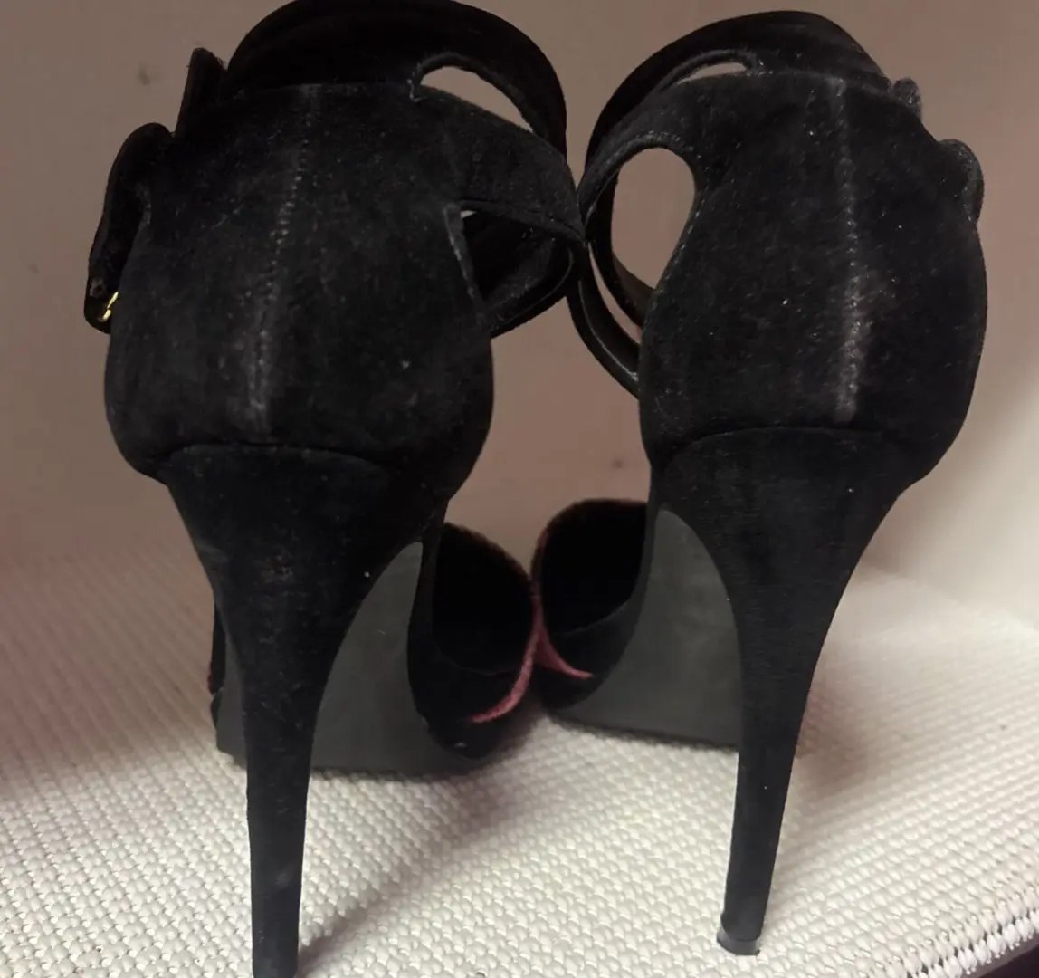 👠😎🩷Steve Madden 粉色蛇图案黑色麂皮绒踝带-