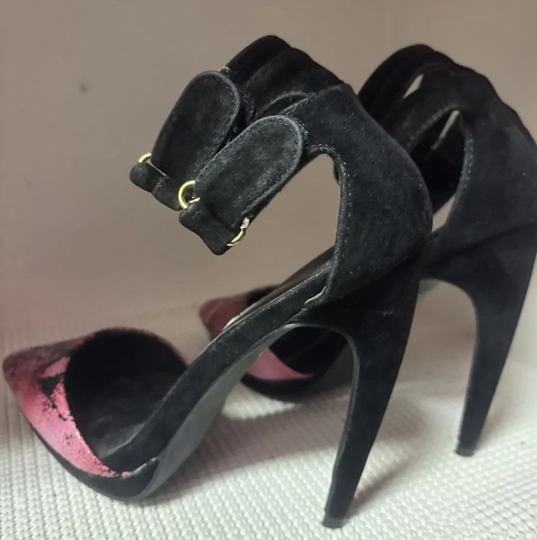 👠😎🩷Steve Madden 粉色蛇图案黑色麂皮绒踝带-