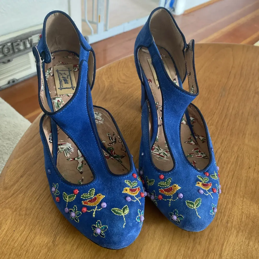 Anthropologie Miss L Fire Songbird 蓝色麂皮绒 T 带海报泵 尺寸 9.5 EU 40-
