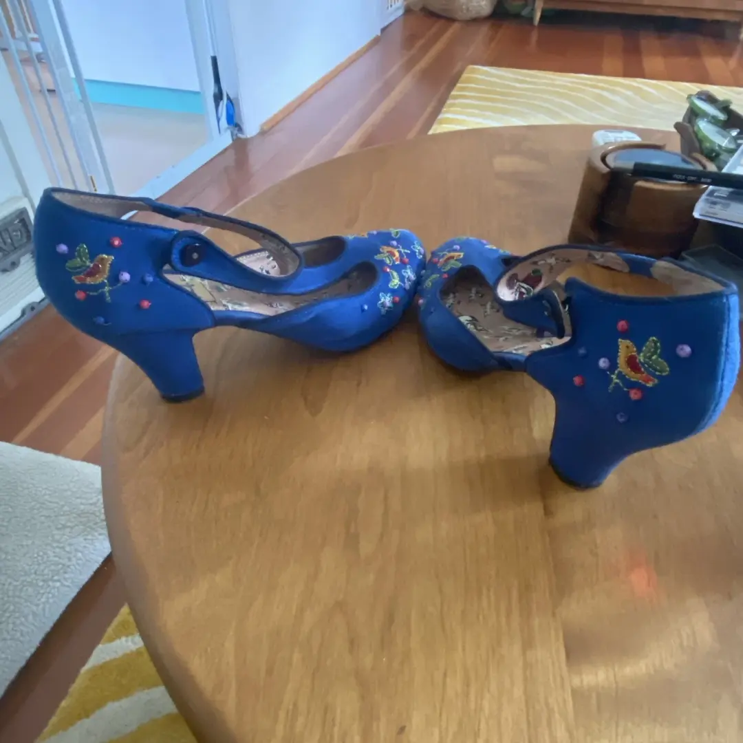 Anthropologie Miss L Fire Songbird 蓝色麂皮绒 T 带海报泵 尺寸 9.5 EU 40-