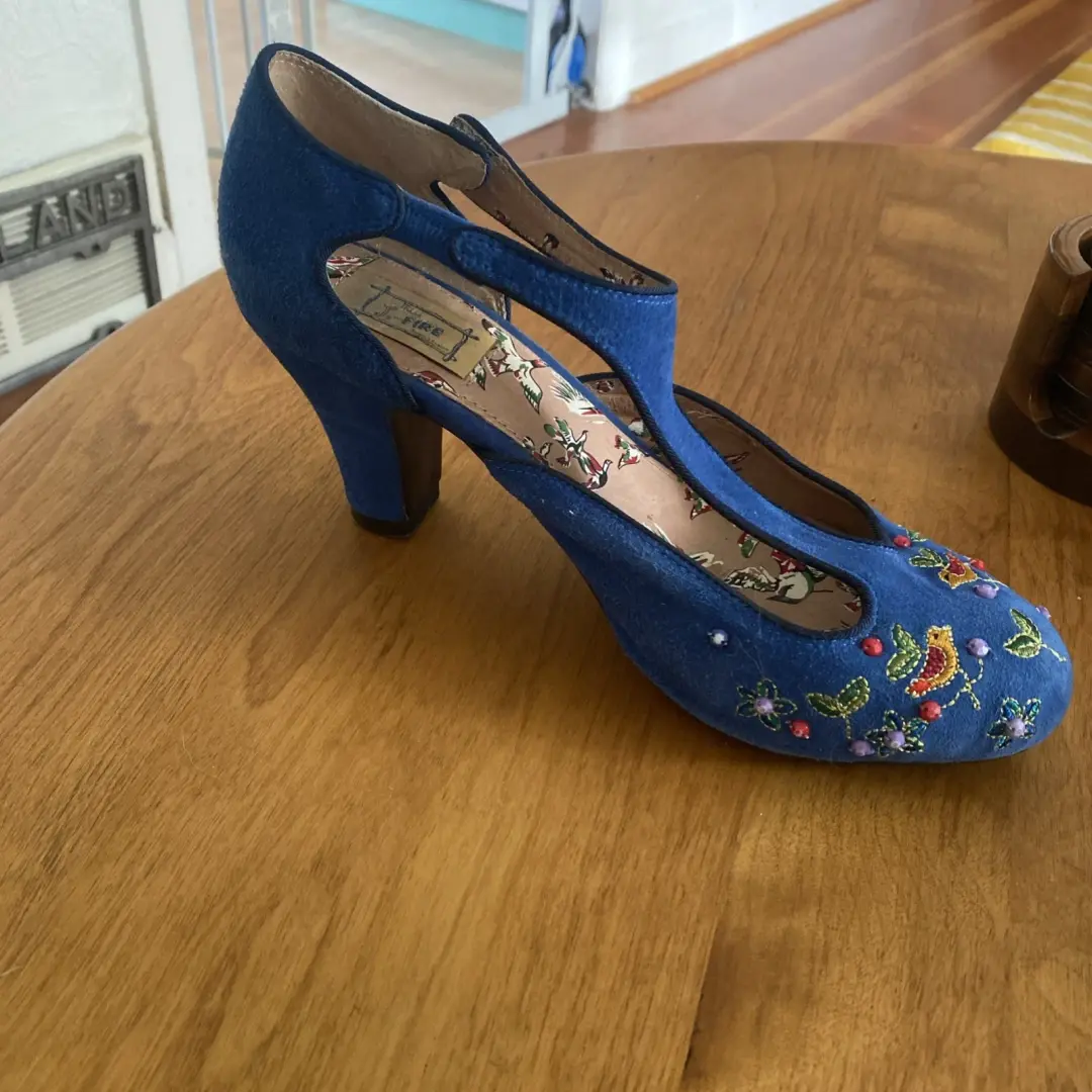 Anthropologie Miss L Fire Songbird 蓝色麂皮绒 T 带海报泵 尺寸 9.5 EU 40-