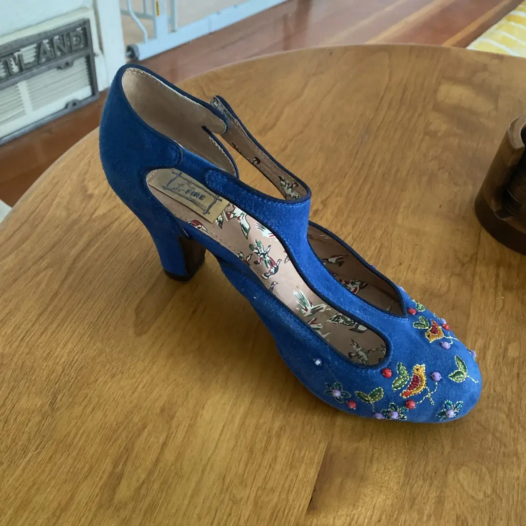Anthropologie Miss L Fire Songbird 蓝色麂皮绒 T 带海报泵 尺寸 9.5 EU 40-