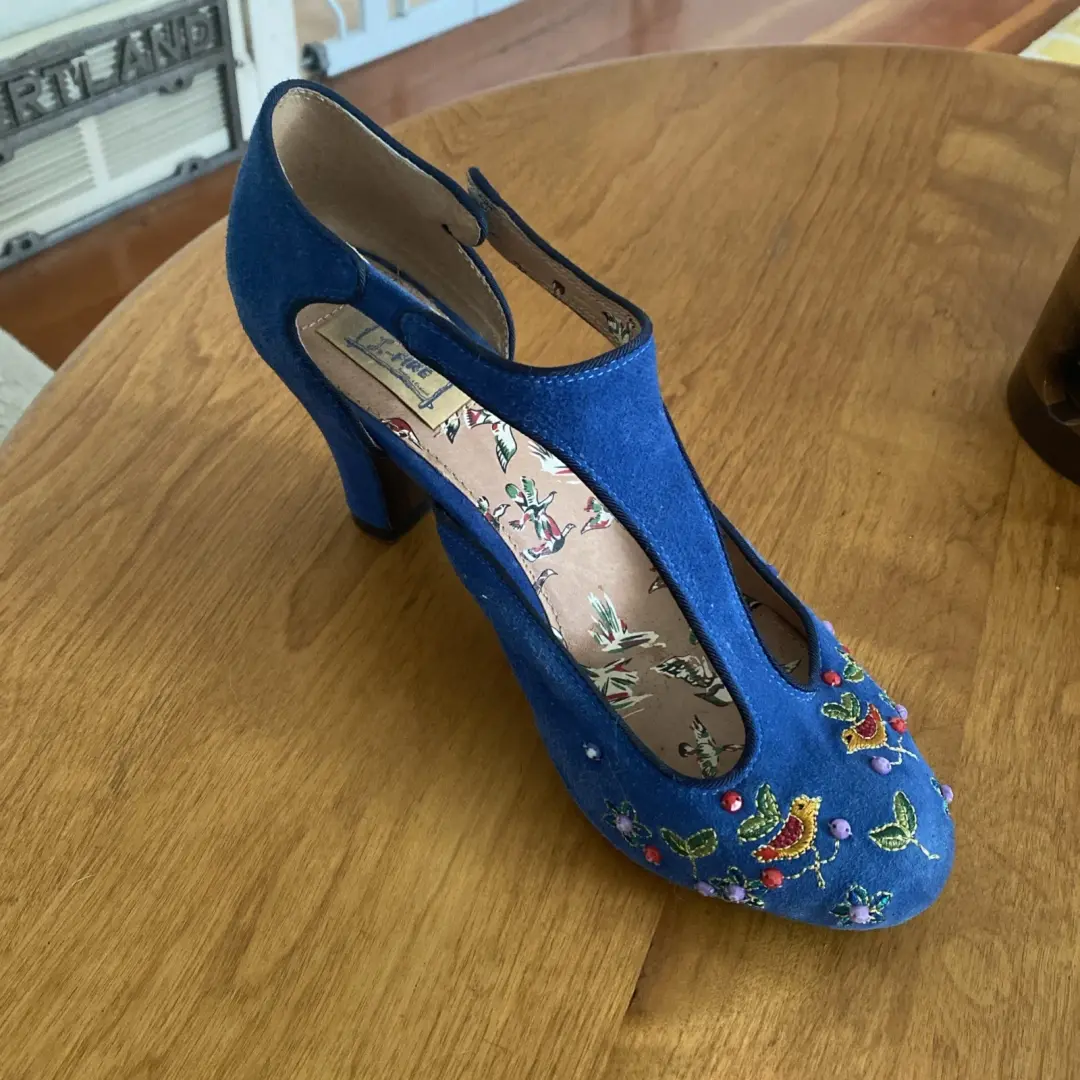 Anthropologie Miss L Fire Songbird 蓝色麂皮绒 T 带海报泵 尺寸 9.5 EU 40-