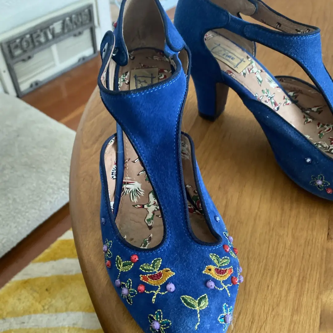Anthropologie Miss L Fire Songbird 蓝色麂皮绒 T 带海报泵 尺寸 9.5 EU 40-