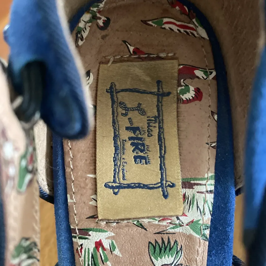Anthropologie Miss L Fire Songbird 蓝色麂皮绒 T 带海报泵 尺寸 9.5 EU 40-