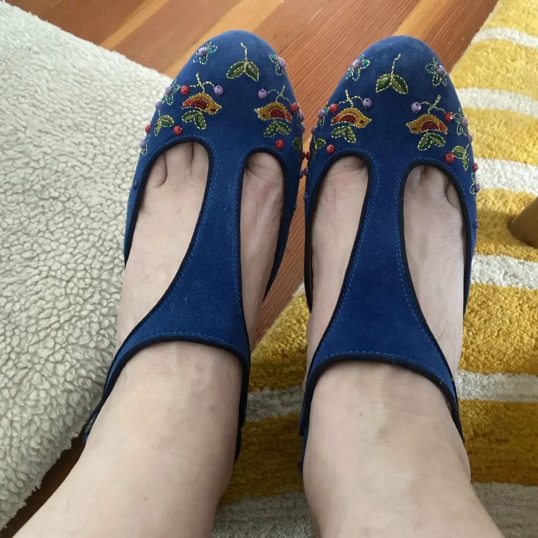 Anthropologie Miss L Fire Songbird 蓝色麂皮绒 T 带海报泵 尺寸 9.5 EU 40-