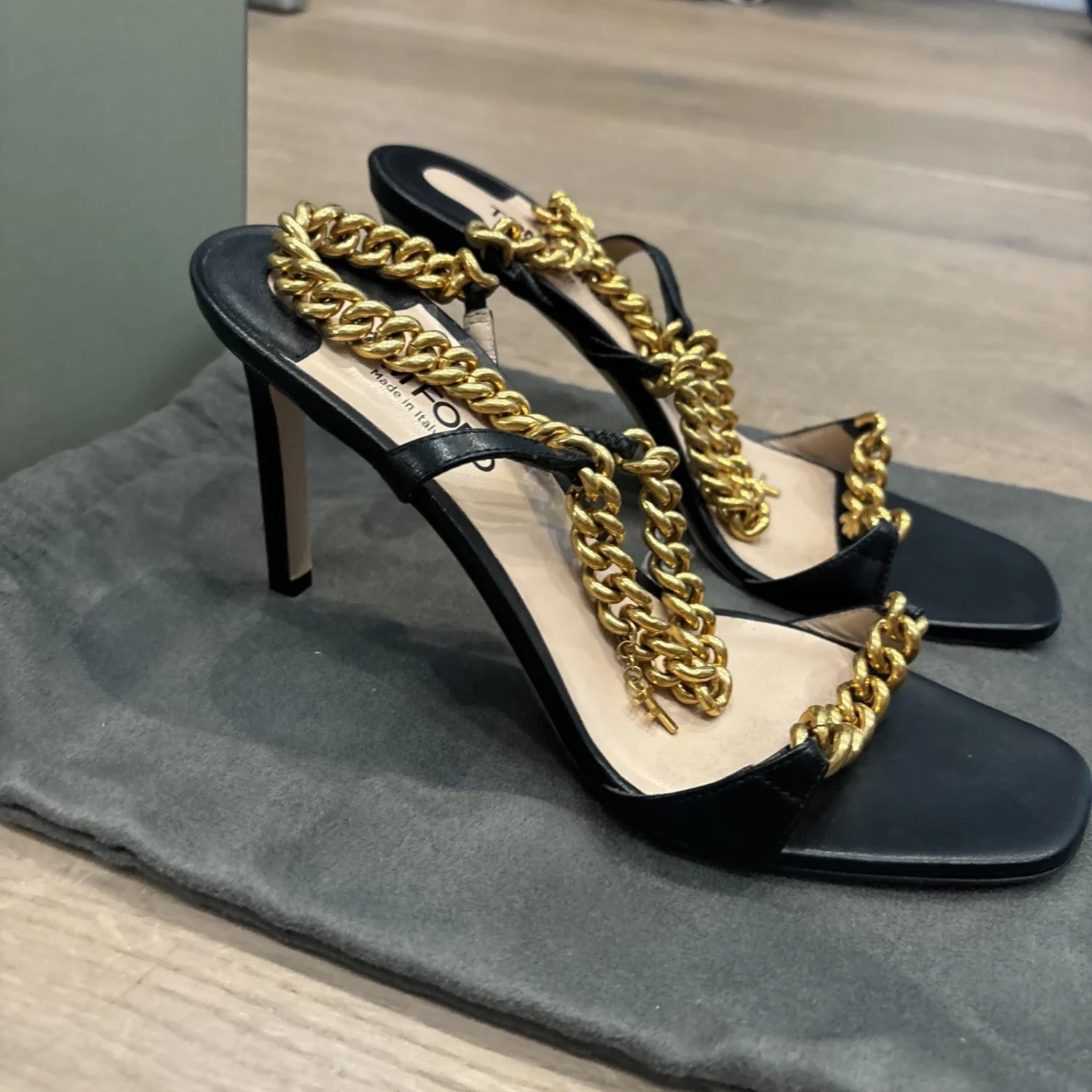 Tom Ford 黑色皮革挂锁链条 Matt 金色绑带凉鞋 - 尺寸 39-