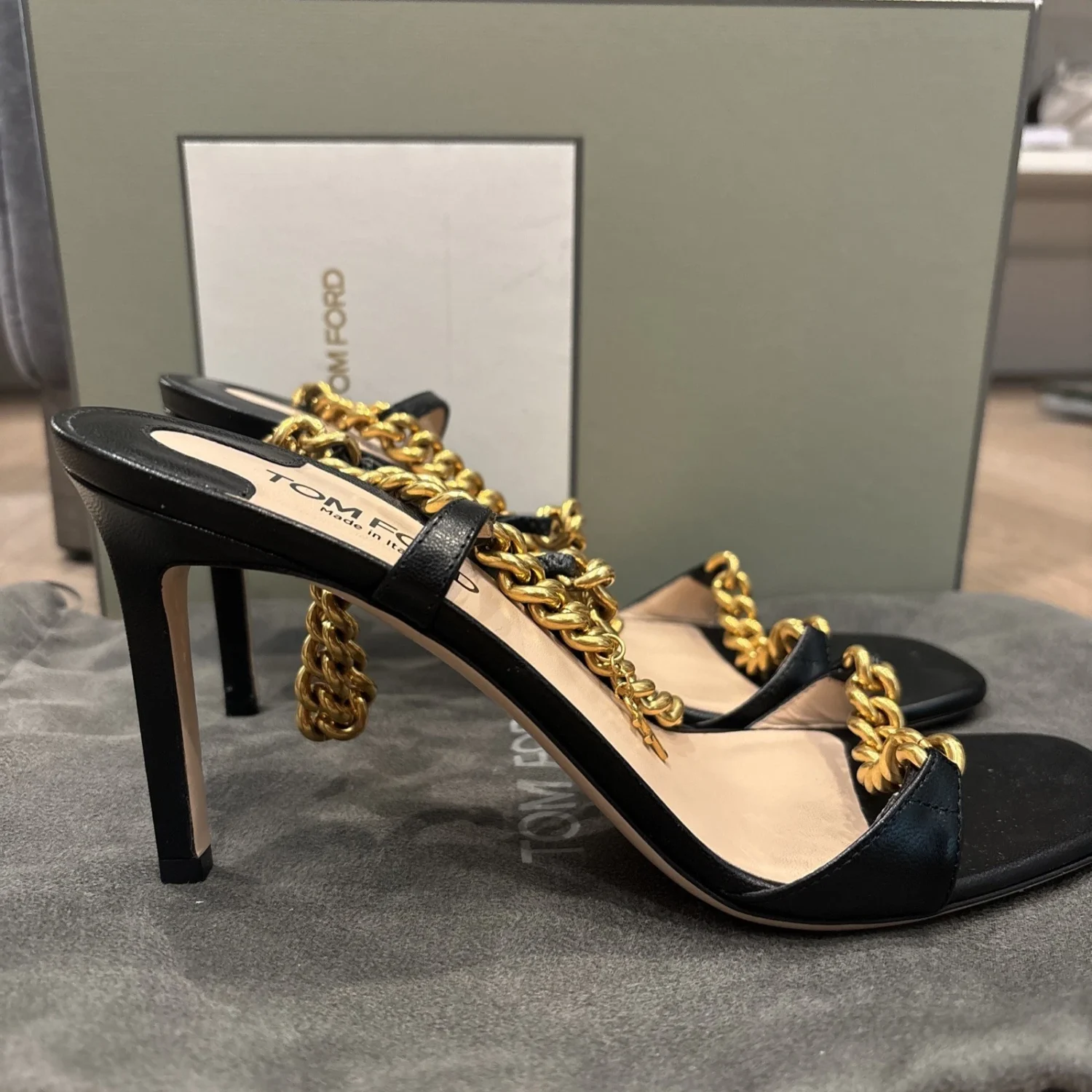 Tom Ford 黑色皮革挂锁链条 Matt 金色绑带凉鞋 - 尺寸 39-