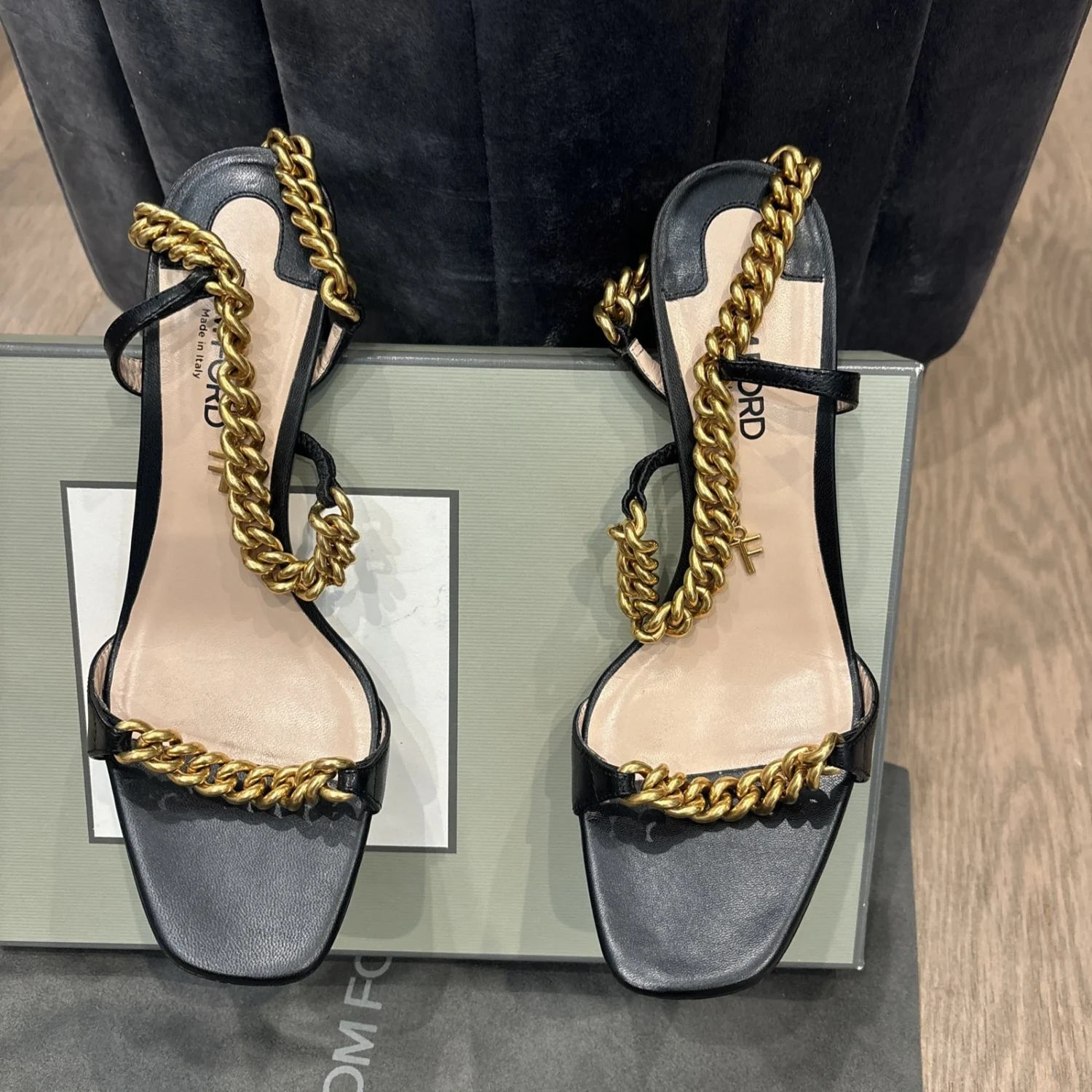 Tom Ford 黑色皮革挂锁链条 Matt 金色绑带凉鞋 - 尺寸 39-