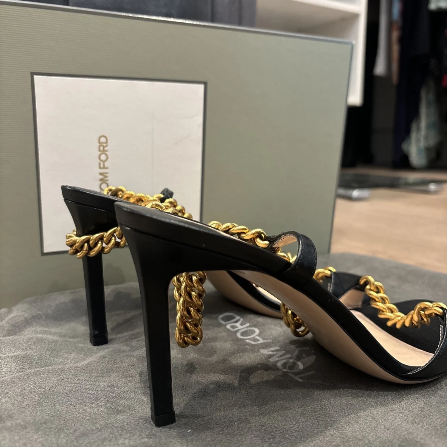 Tom Ford 黑色皮革挂锁链条 Matt 金色绑带凉鞋 - 尺寸 39-
