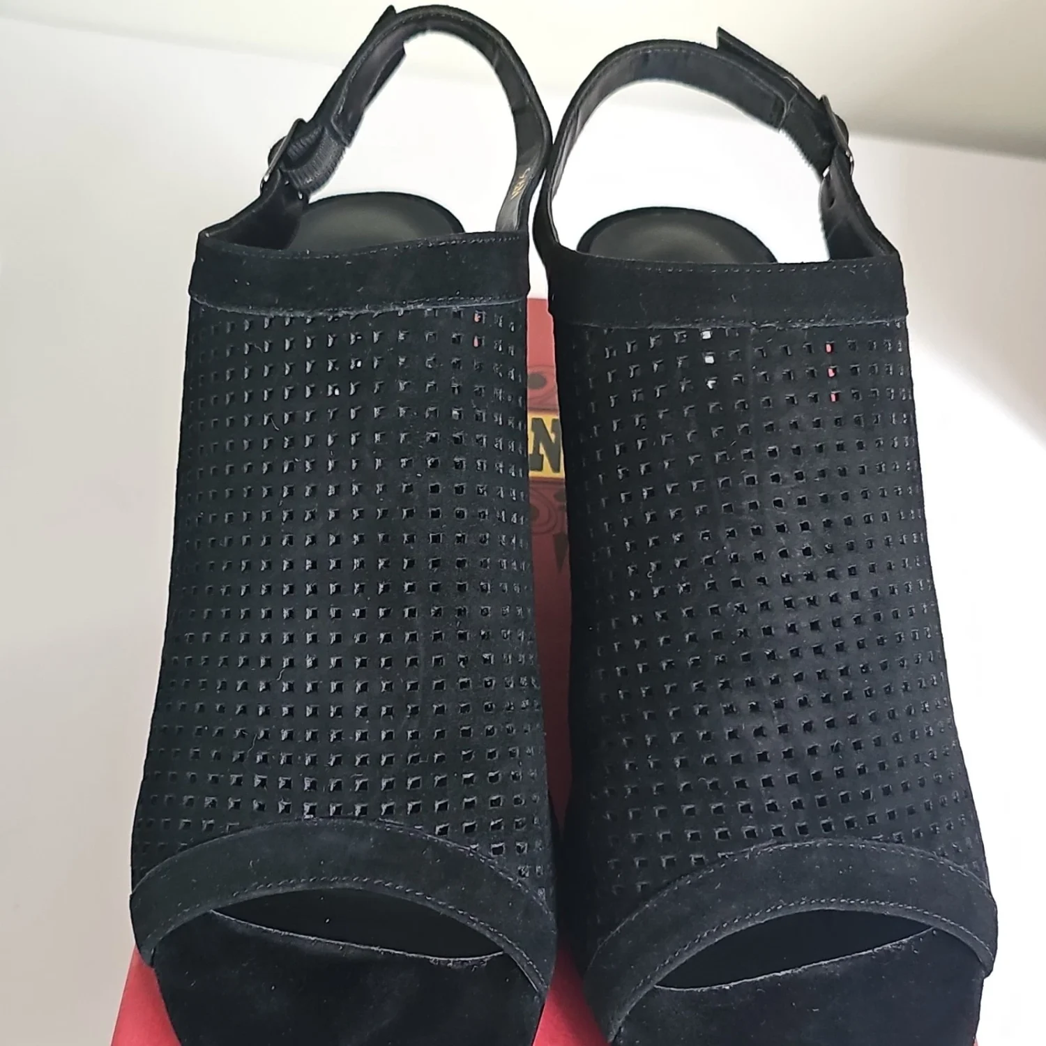 Vaneli 黑色麂皮绒穿孔露跟露趾扣 9.5 N-