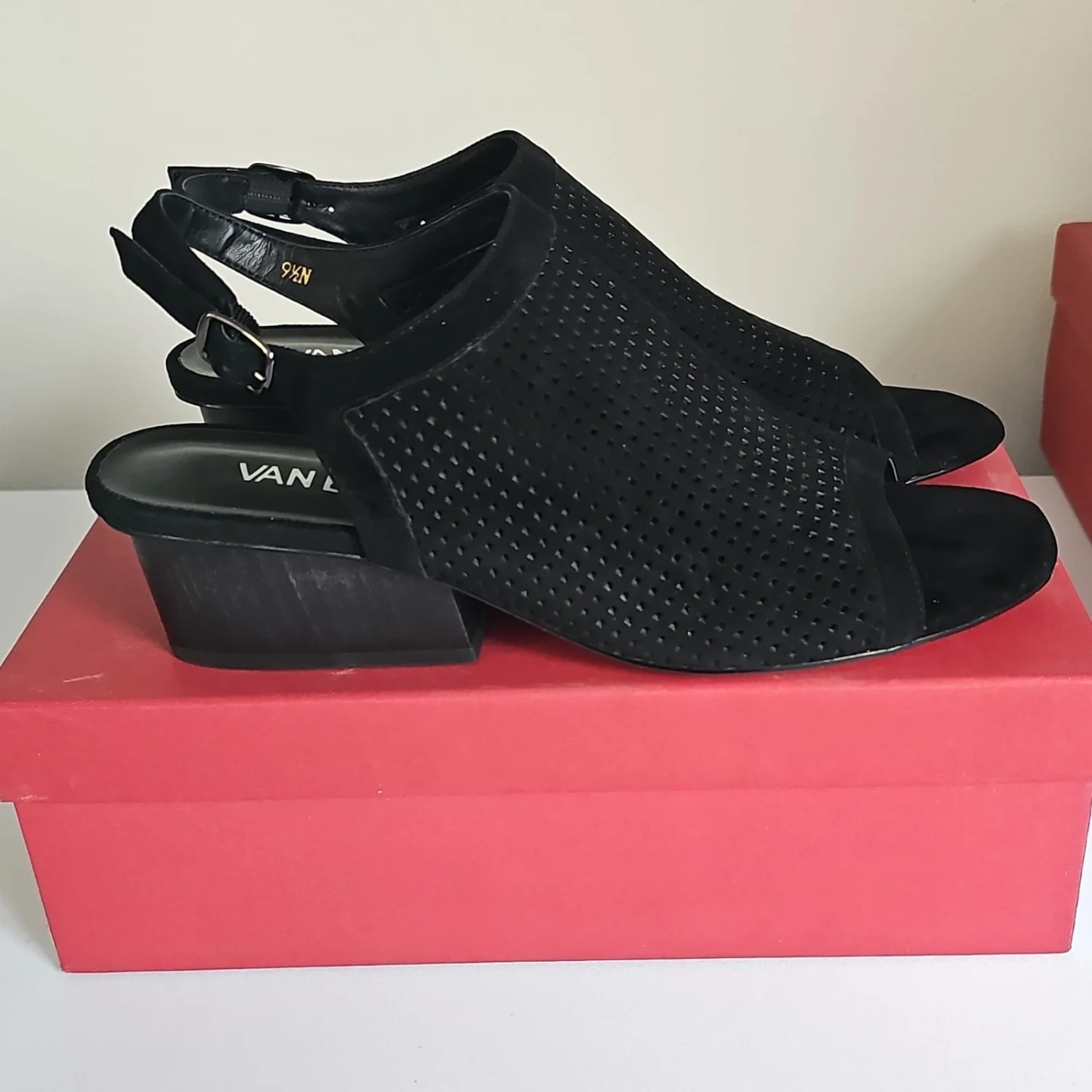 Vaneli 黑色麂皮绒穿孔露跟露趾扣 9.5 N-