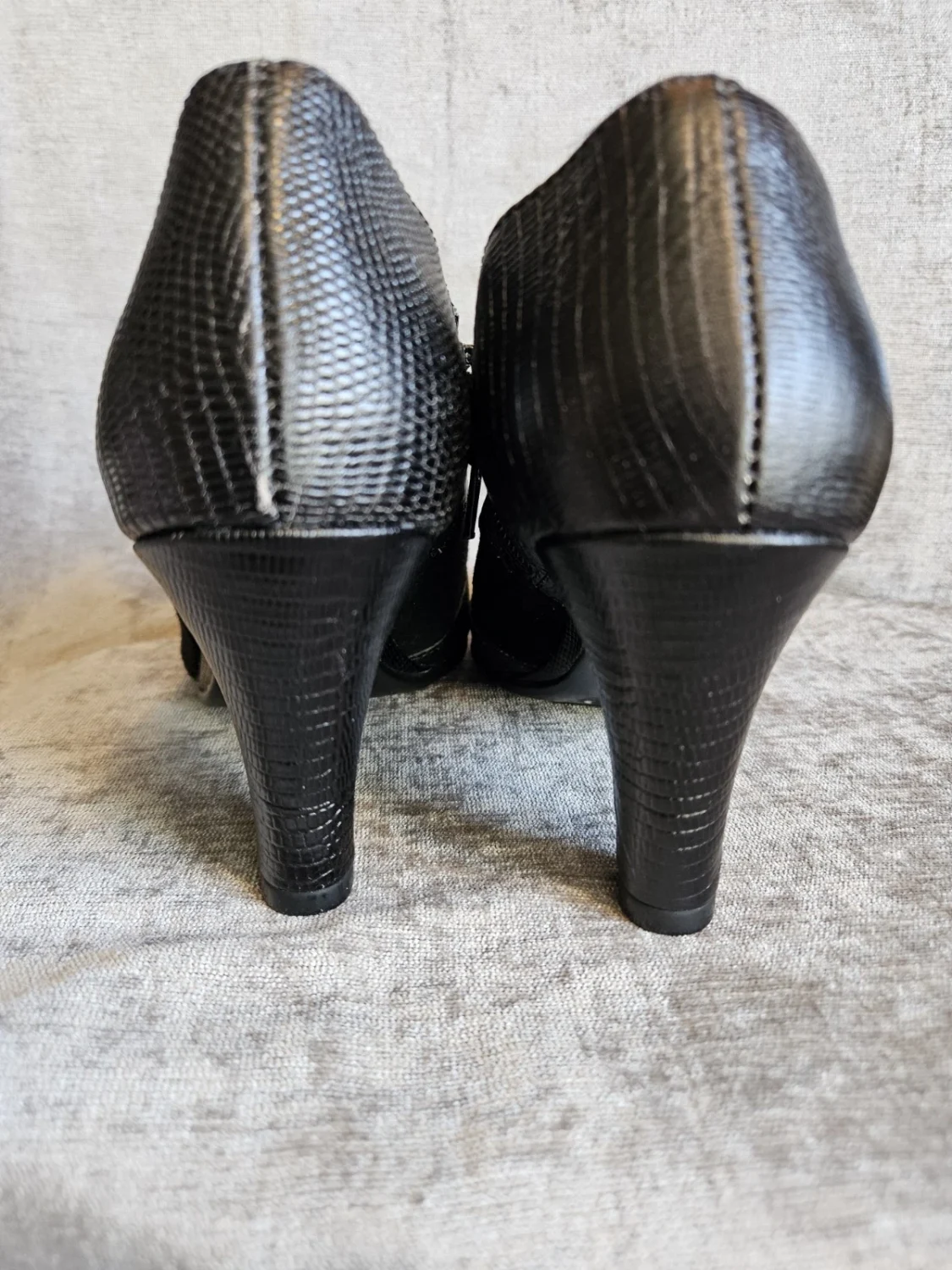 Aerosoles 女式黑色麂皮绒/皮革杏仁鞋头侧拉链泵 US 7M-