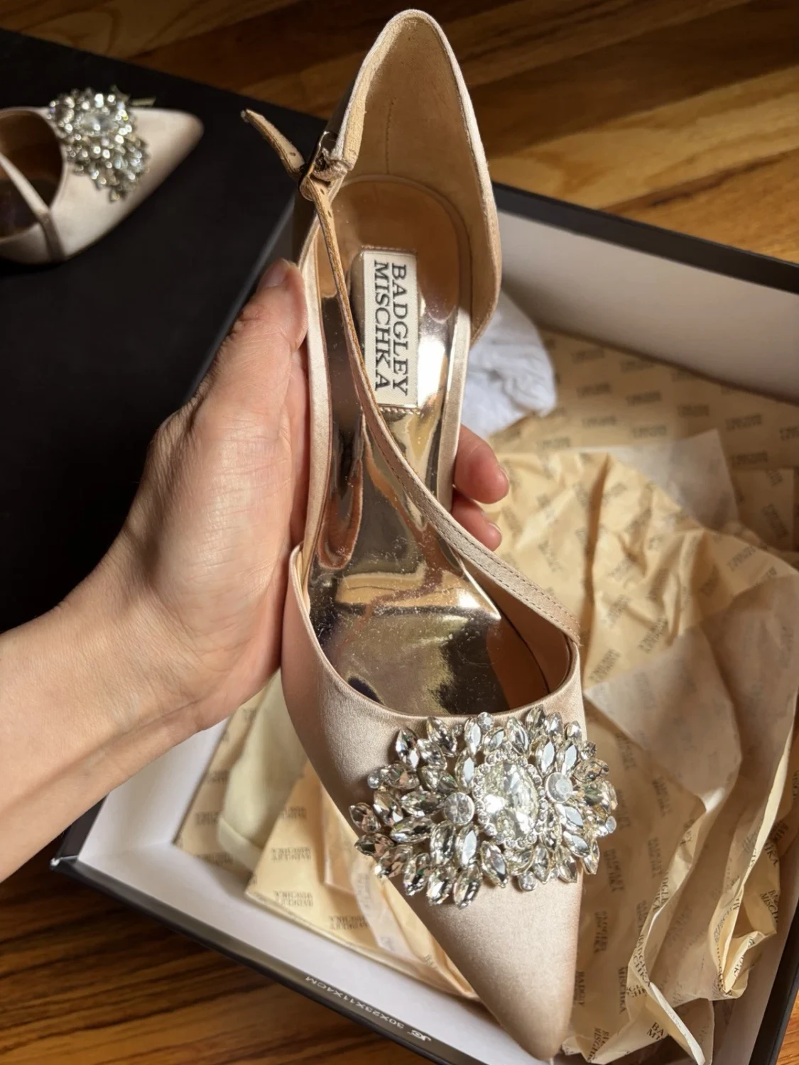 Badgley Mischka 女式米色缎面尖头踝带高跟鞋 US 6-