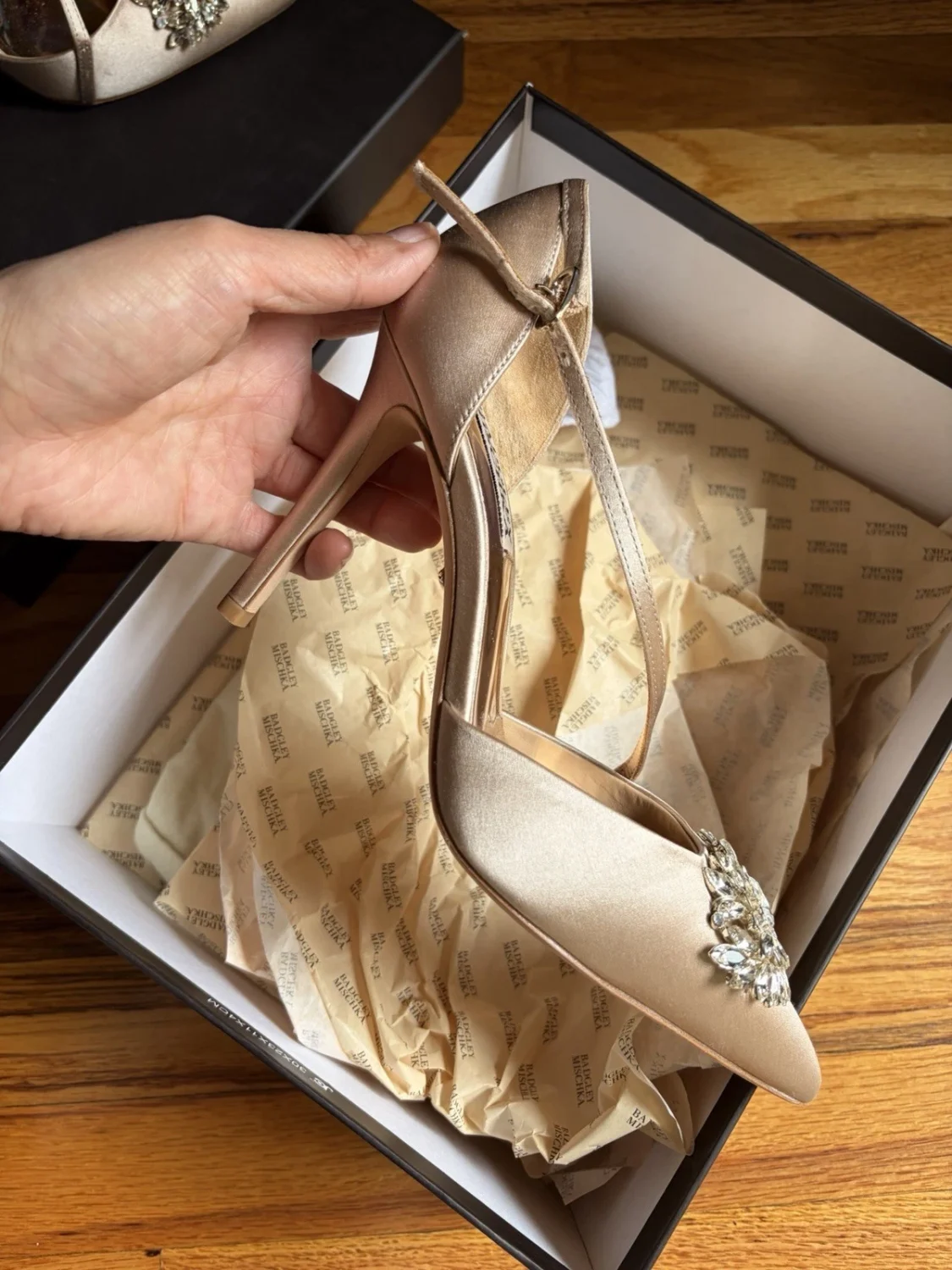 Badgley Mischka 女式米色缎面尖头踝带高跟鞋 US 6-