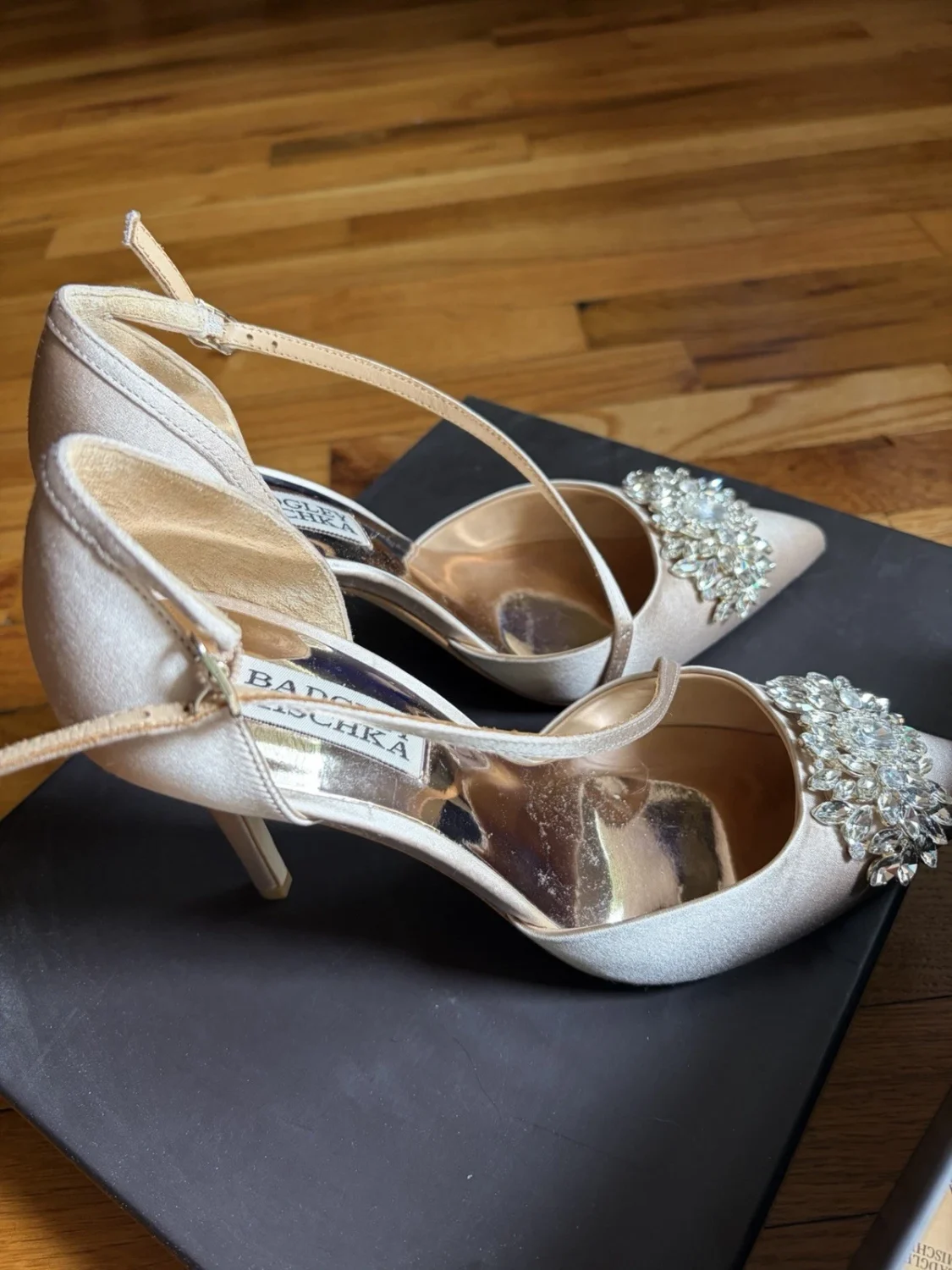 Badgley Mischka 女式米色缎面尖头踝带高跟鞋 US 6-