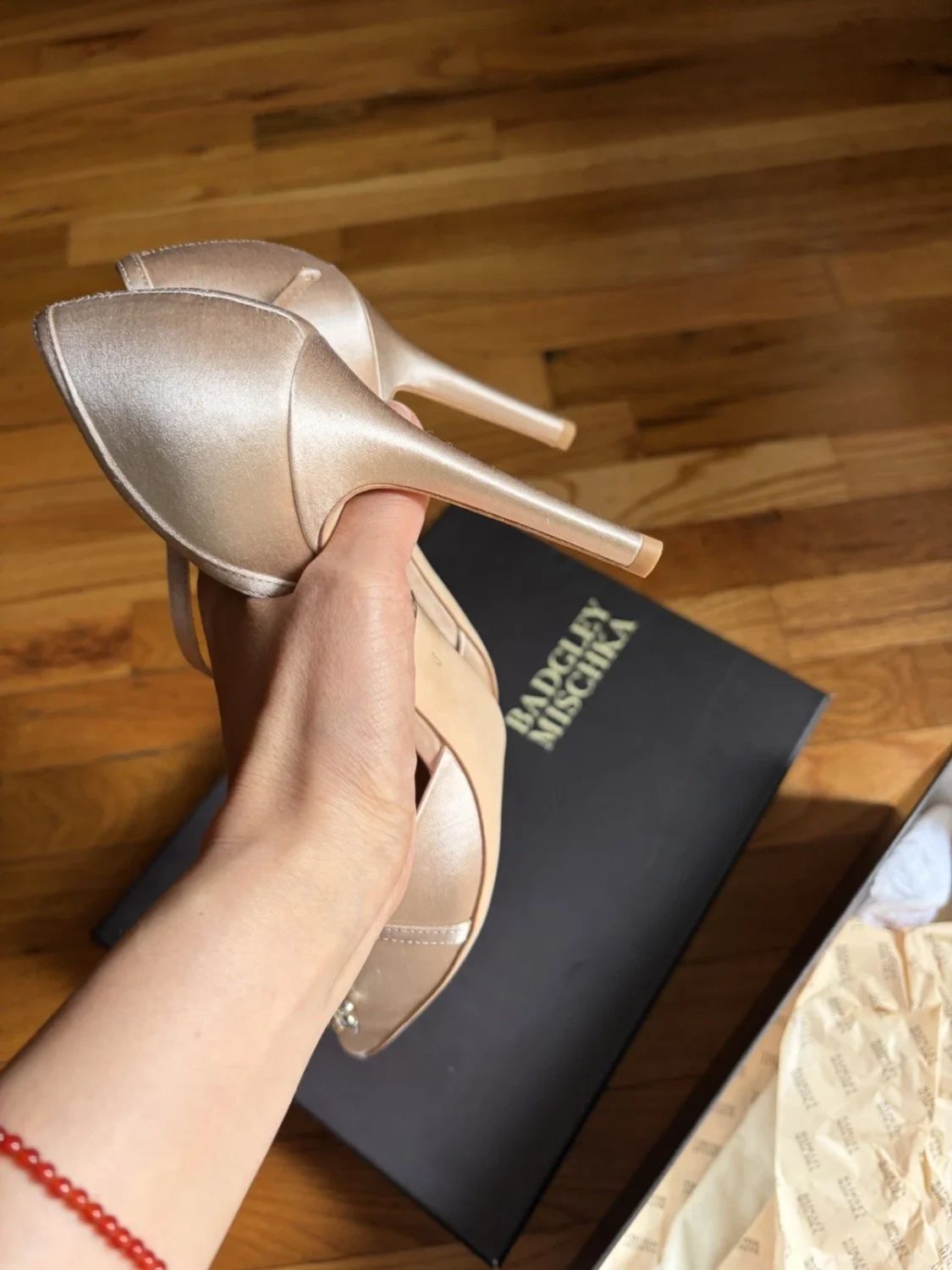 Badgley Mischka 女式米色缎面尖头踝带高跟鞋 US 6-