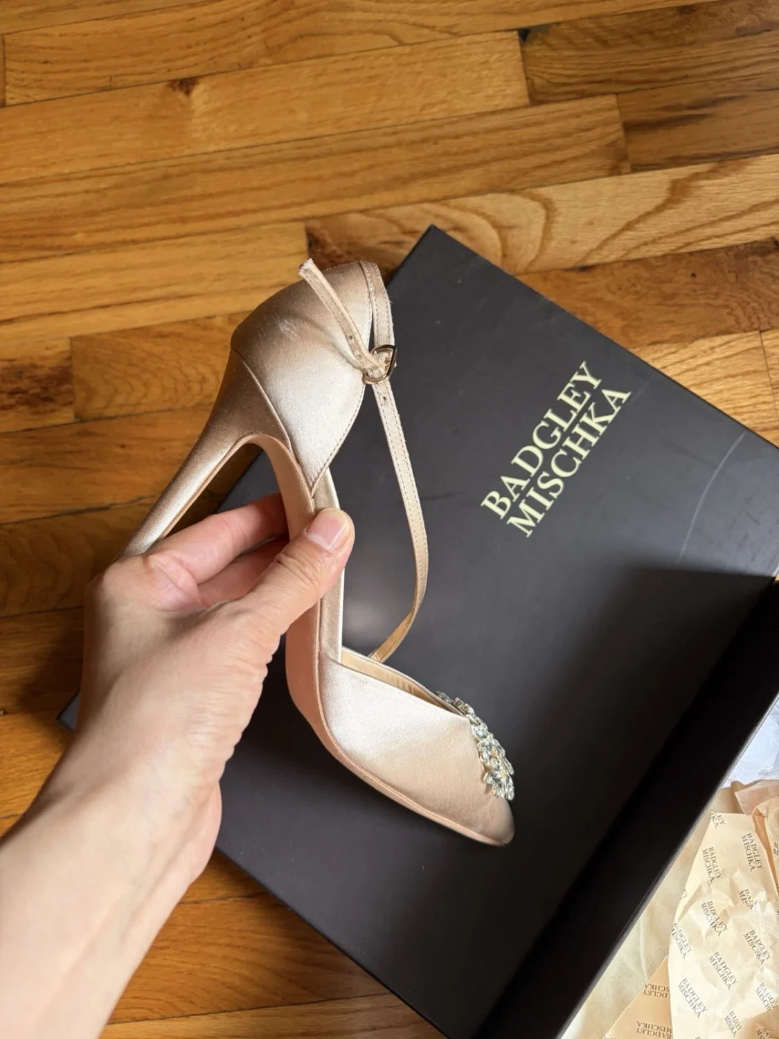 Badgley Mischka 女式米色缎面尖头踝带高跟鞋 US 6-